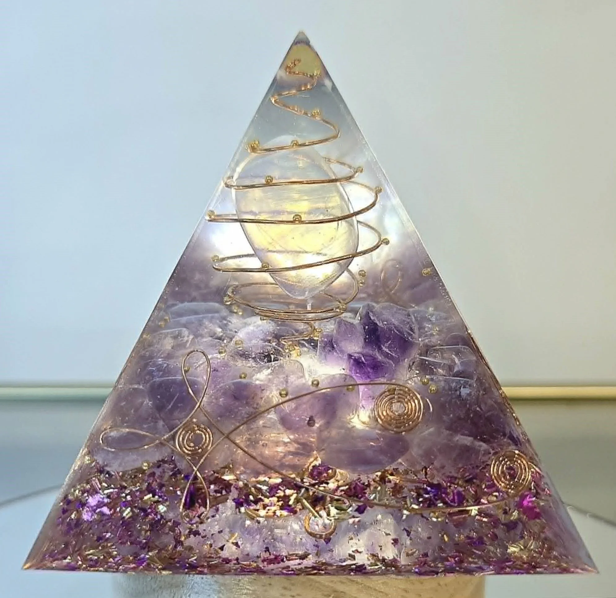 Pyramide Orgonite Opale et Améthyste.jpg