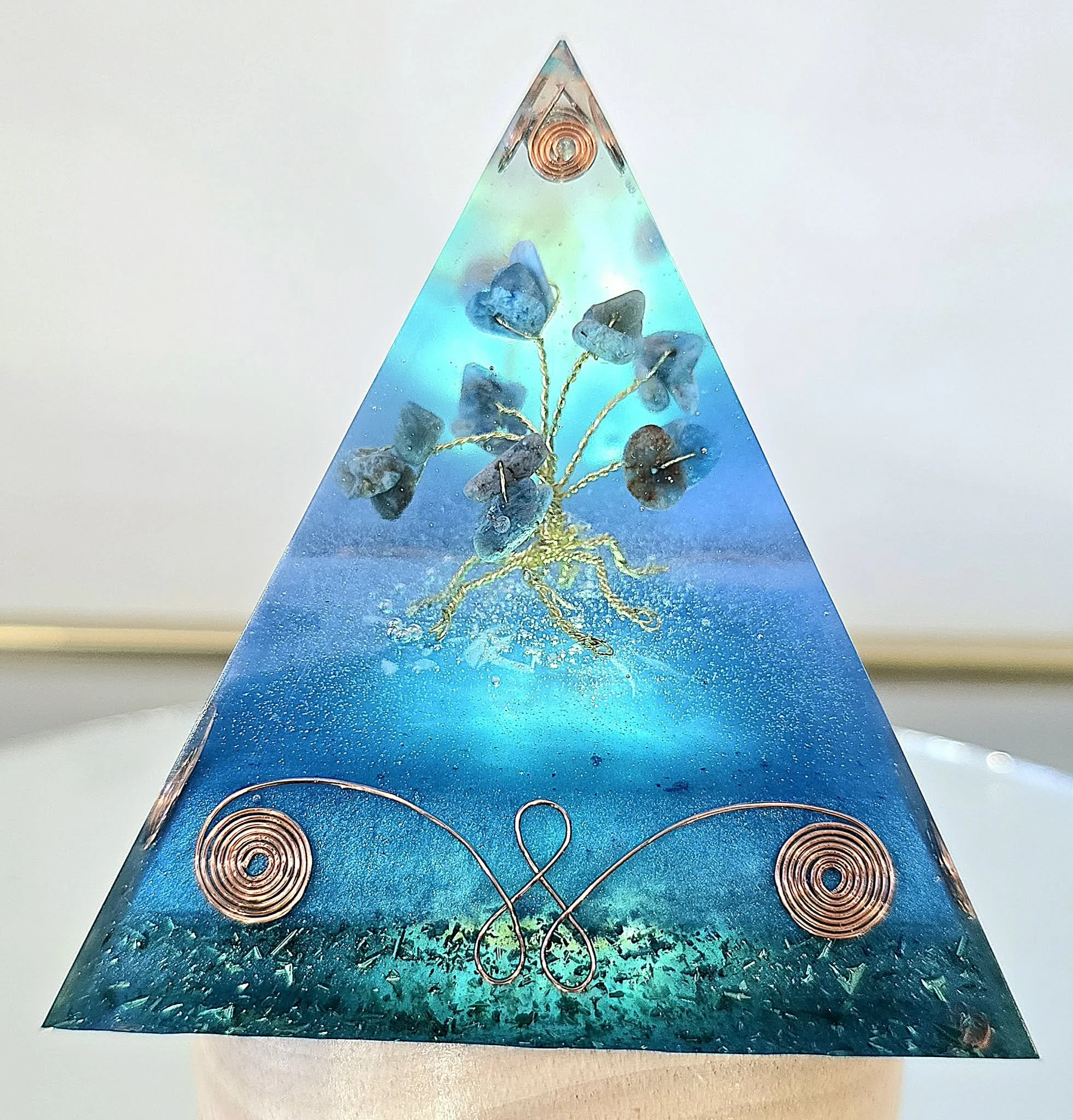 PYRAMIDE-ORGONITE-ARBRE-DE-VIE-APATITE-BLEAU-ILLUMINEE-CREATION-COCO-FAZETTE.jpg