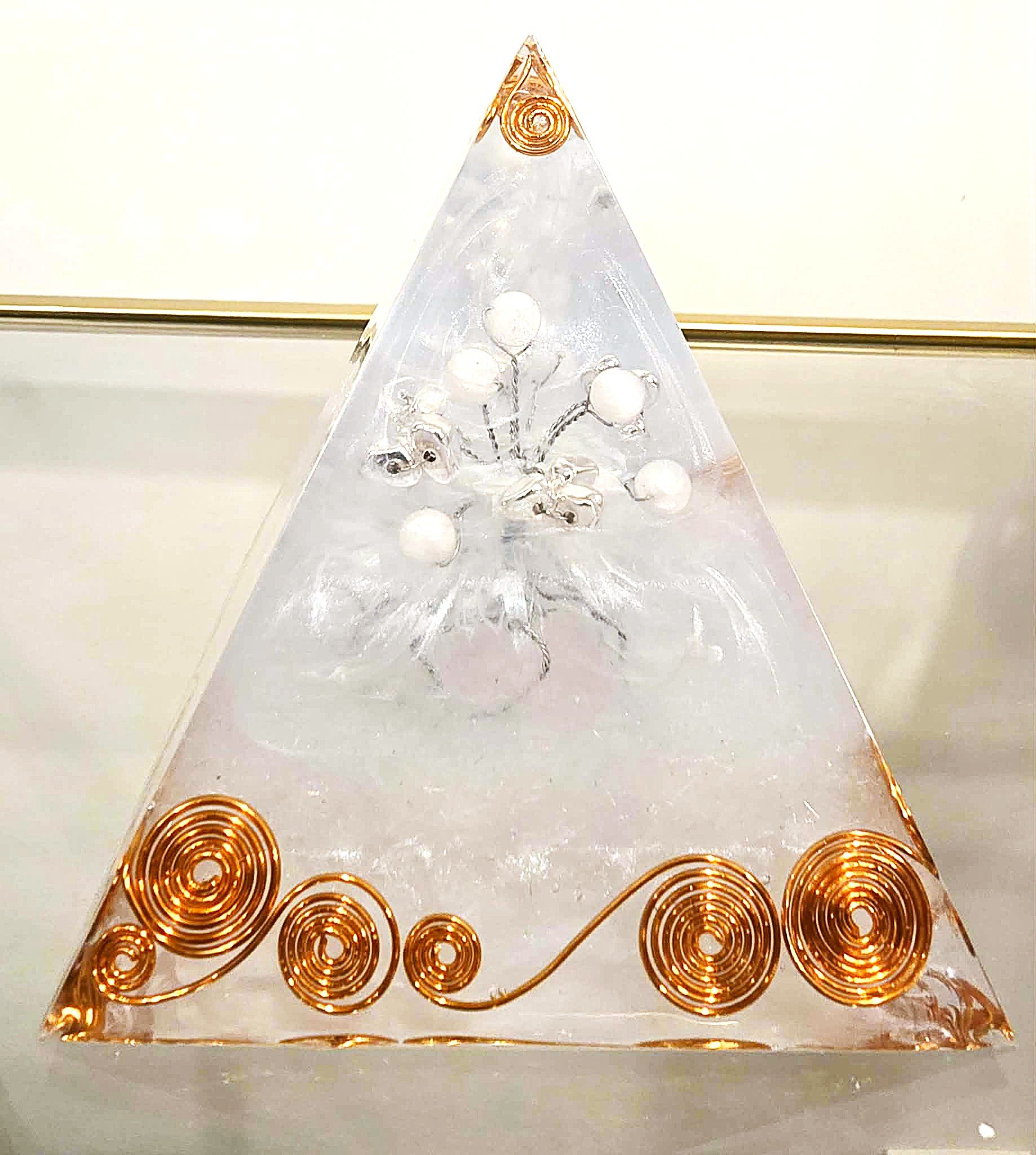 Pyramide Orgonite Arbre de Vie – Pierre de Lune & Hématite Argentée | Création Artisanale Coco Fazette