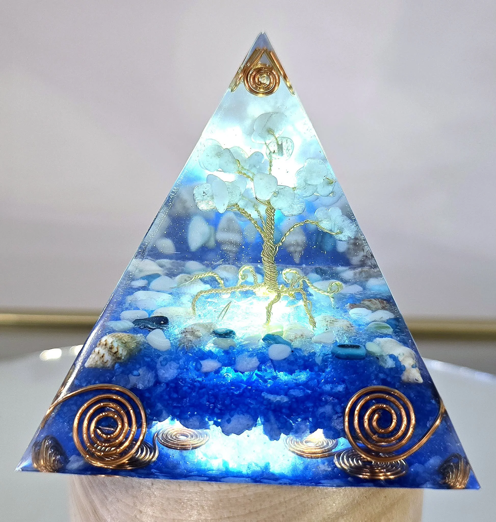 PYRAMIDE-ORGONITE-ARBRE-DE-VIE-AIGUE-MARINE-ILLUMINEE-CREATION-COCO-FAZETTE.jpg
