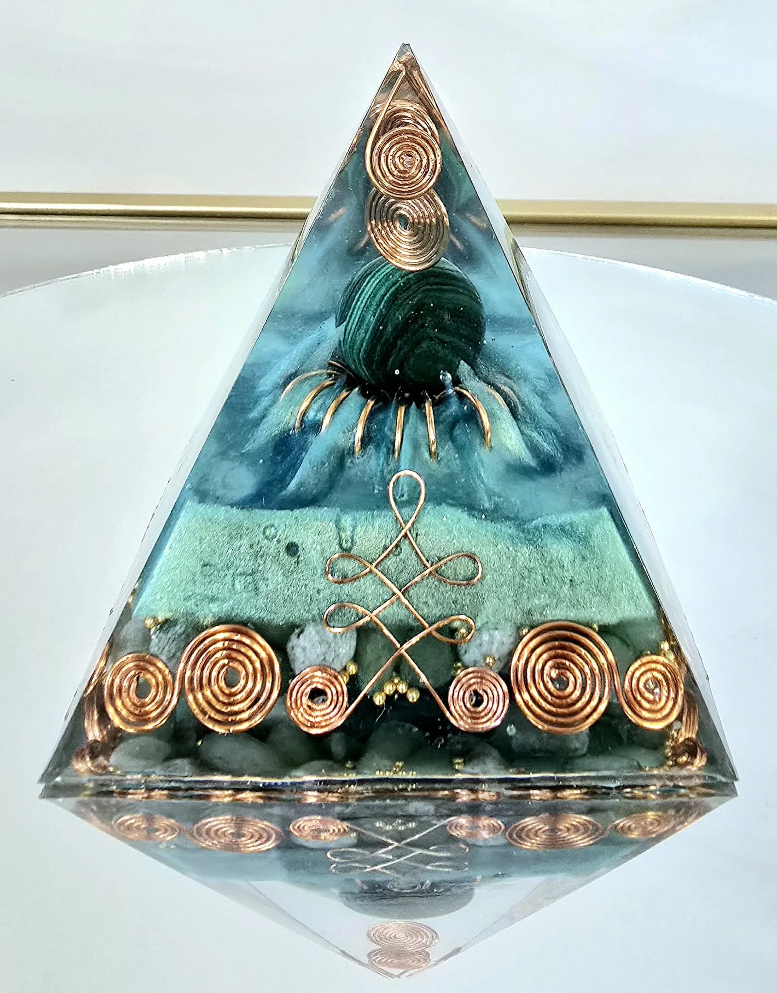 PYRAMIDE-ORGONITE-AVEC-BOULE-DE-MALACHITE-CREATION-COCO-FAZETTE.jpg