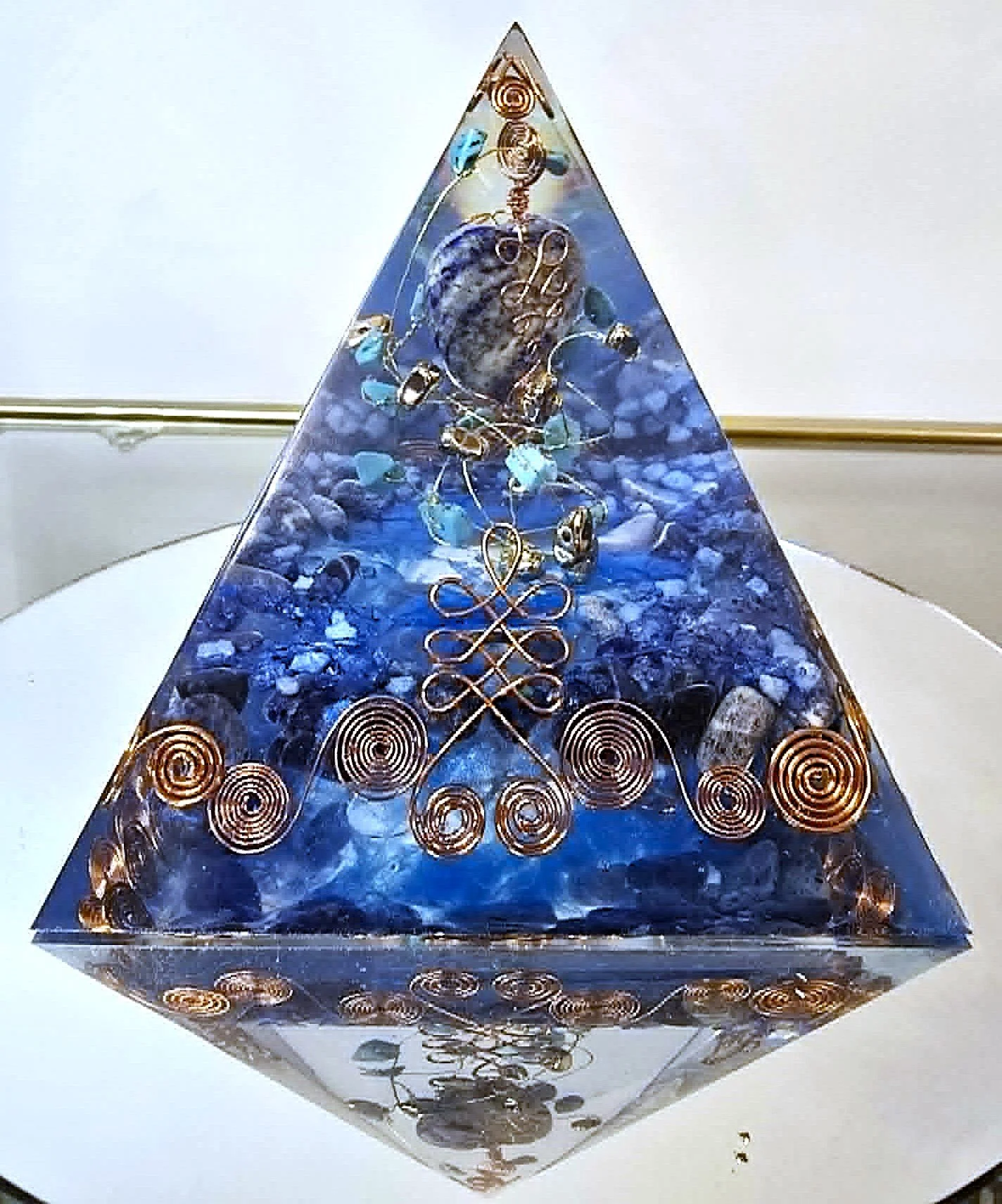 Pyramide Orgonite Lapis Lazuli, Turquoise, Sodalite et Hématite 5.jpg