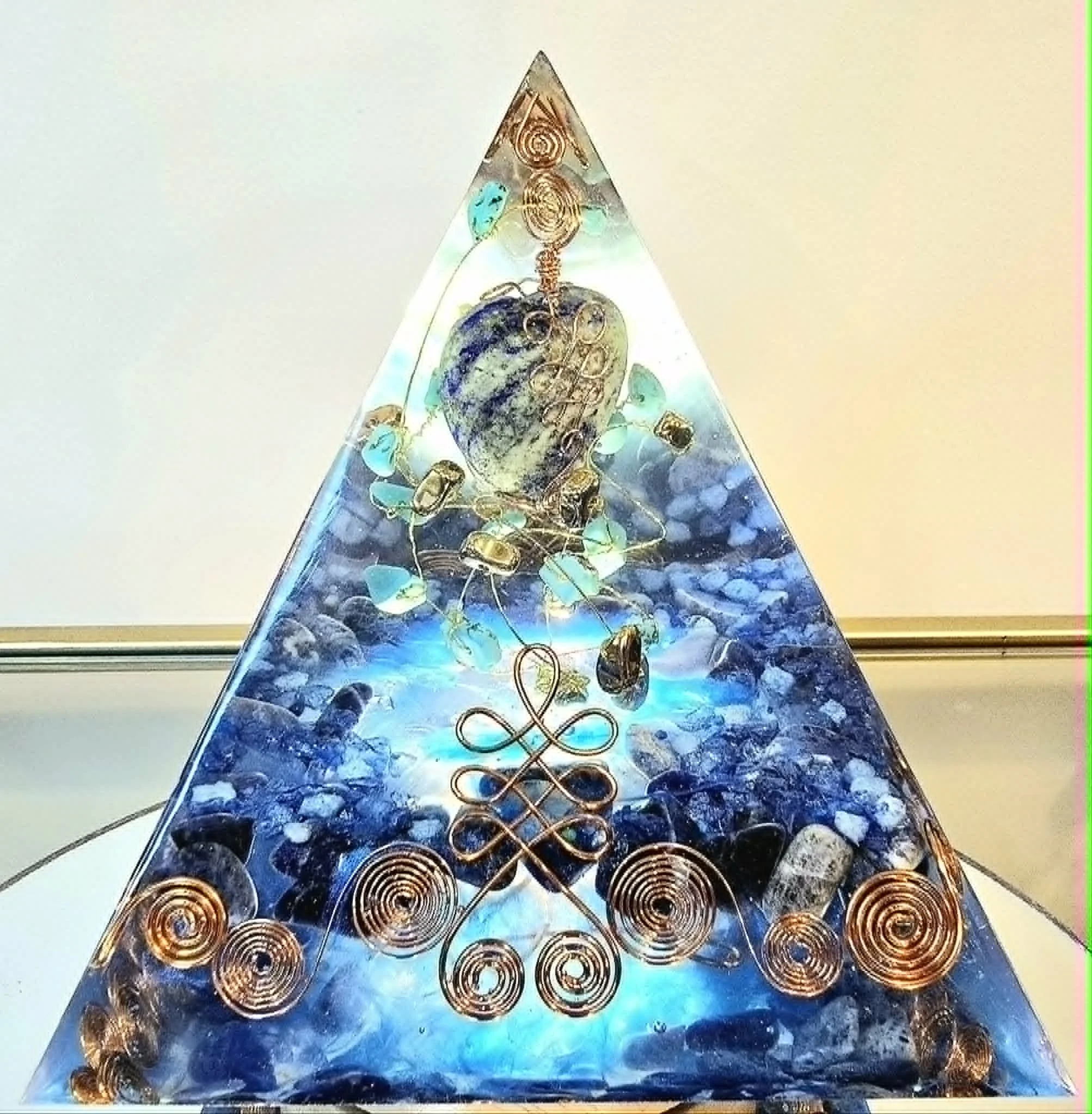 Pyramide Orgonite Lapis Lazuli, Turquoise, Sodalite et Hématite3.jpg
