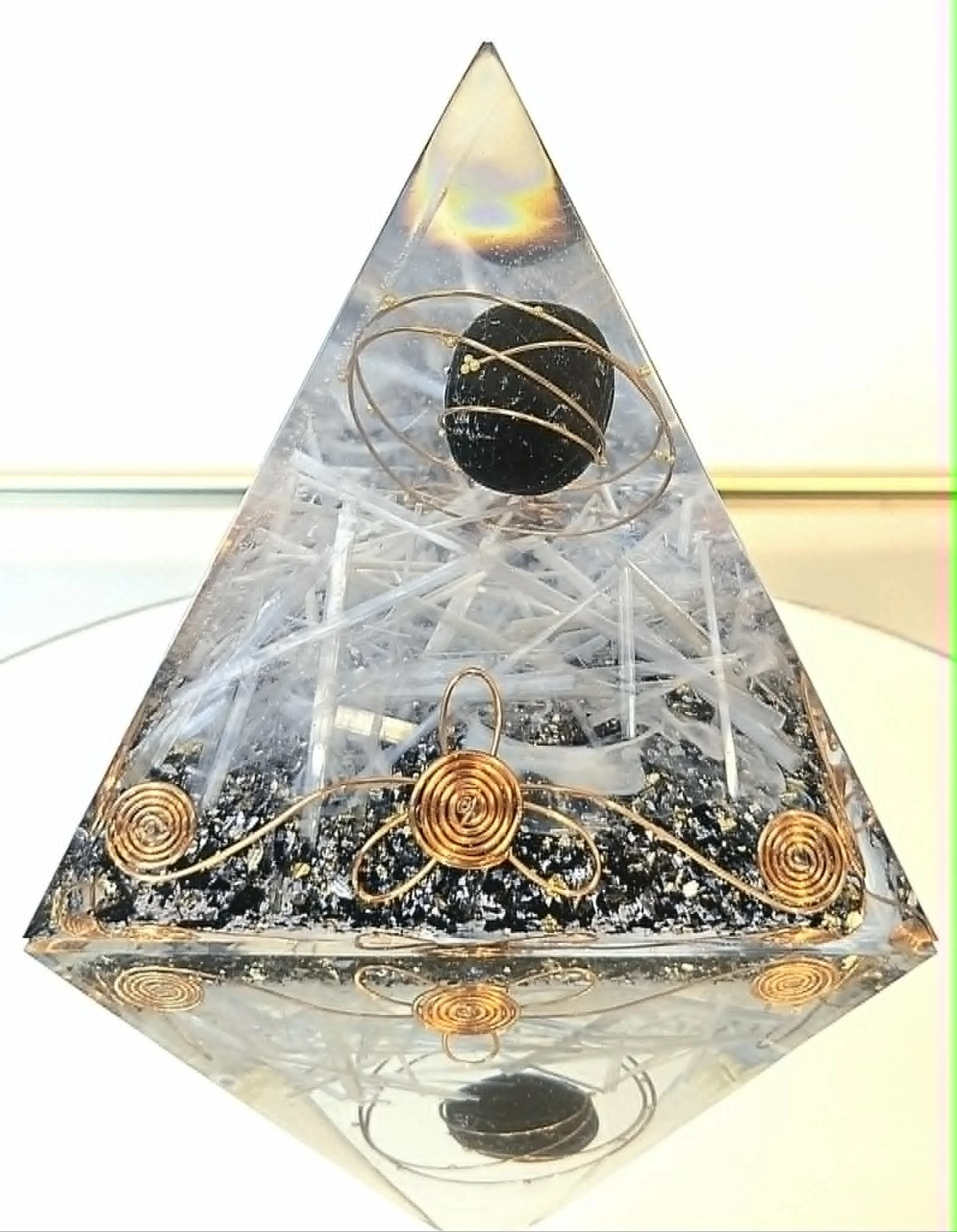 Pyramide Orgonite Tourmaline et Sélénite 2.jpg