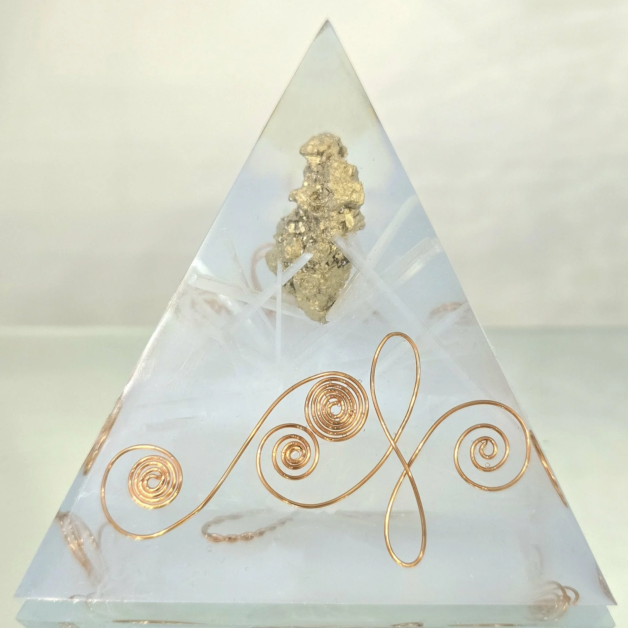 Pyramide Orgonite Pyrite et sélénite création COCO Fazette.jpg