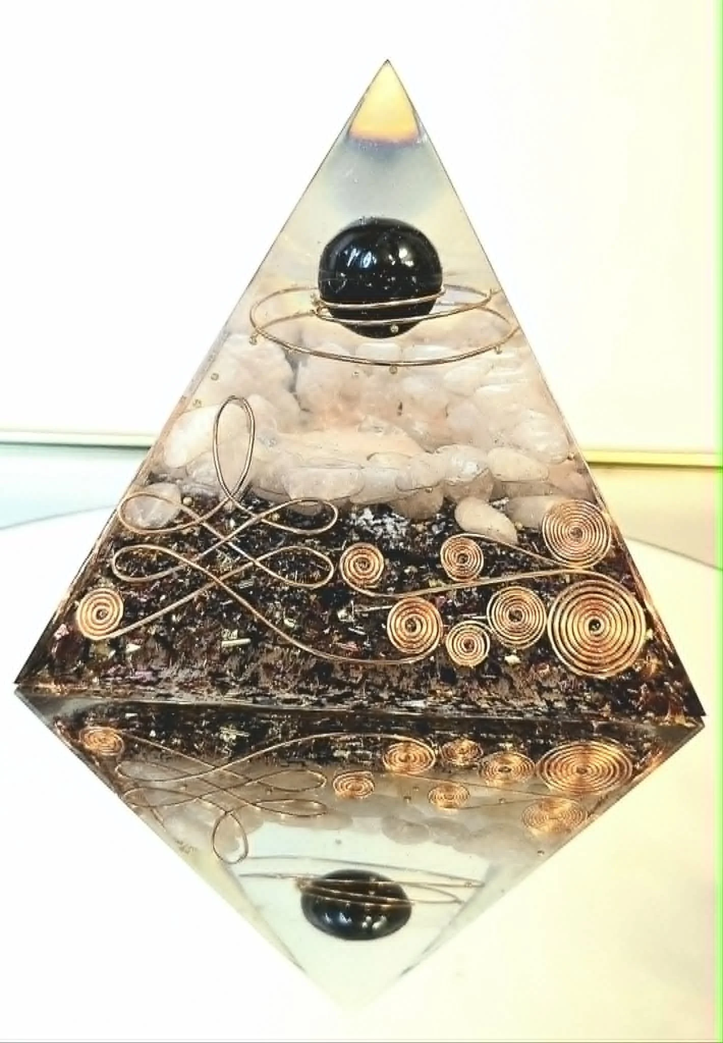 Pyramide Orgonite Hématite et Quartz Rose 4.jpg
