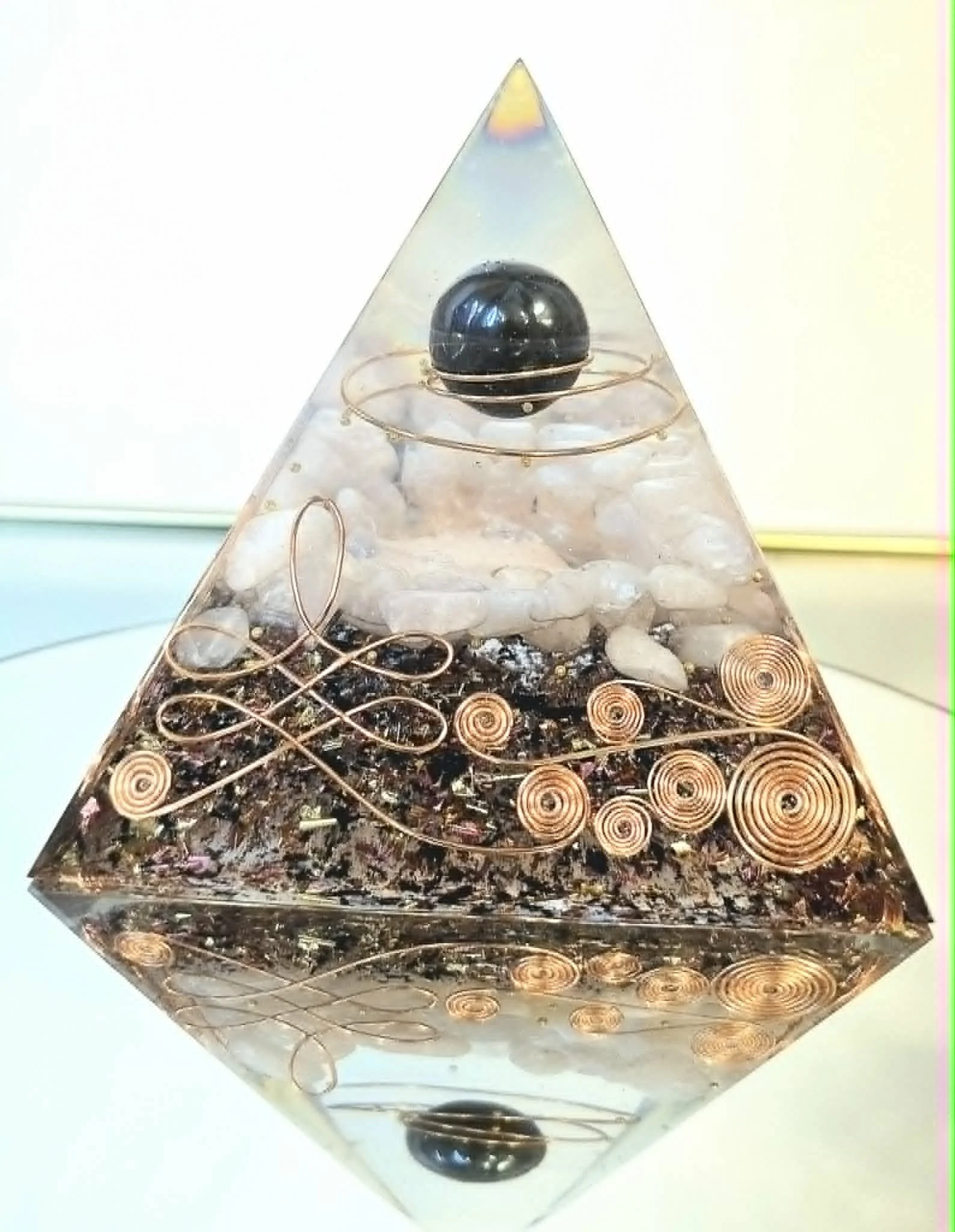 Pyramide Orgonite Hématite et Quartz Rose 1.jpg