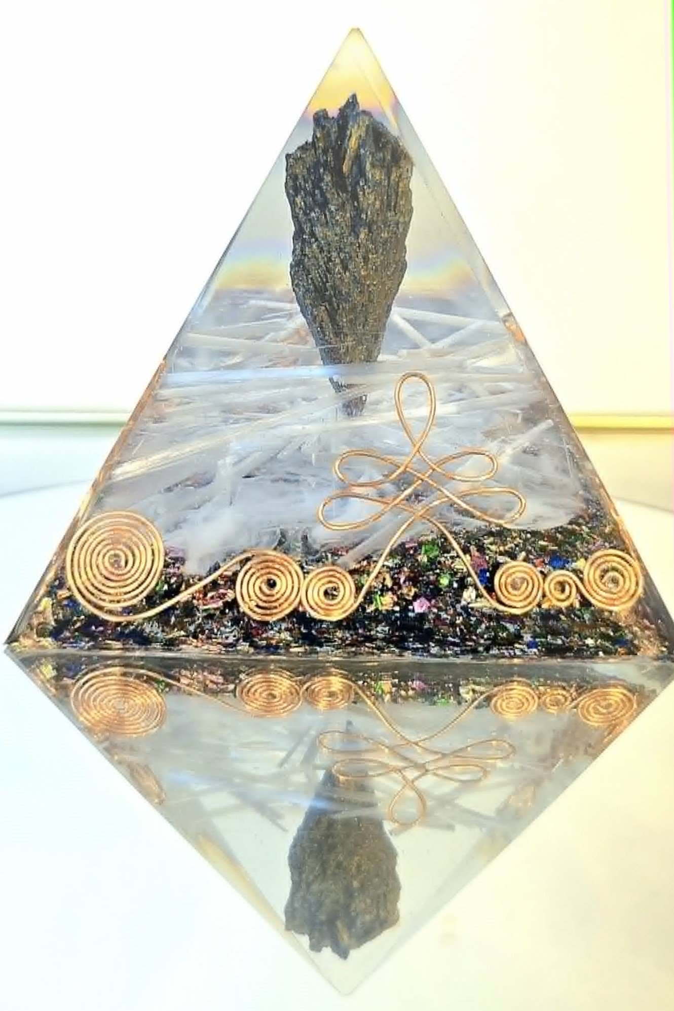 Pyramide Orgonite Cyanite et sélénite 1.jpg