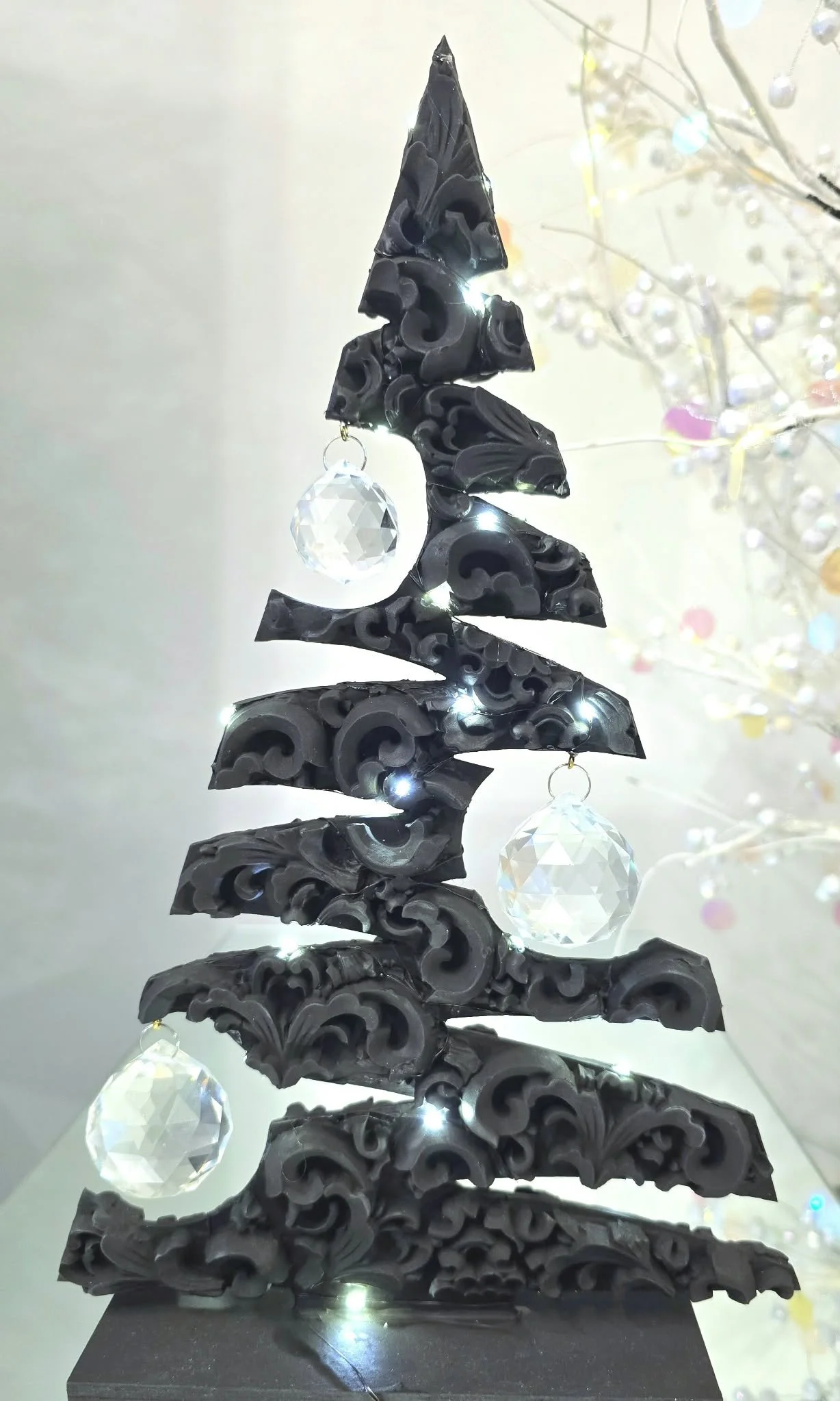Sapin en bois sculpté à 3 boules illuminé Luxury.jpg