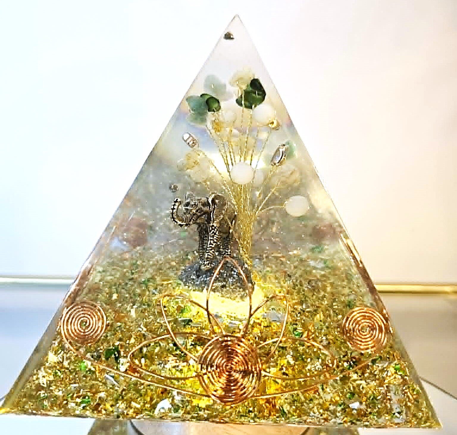 Pyramide Orgonite Eléphant de la fortune 2.jpg