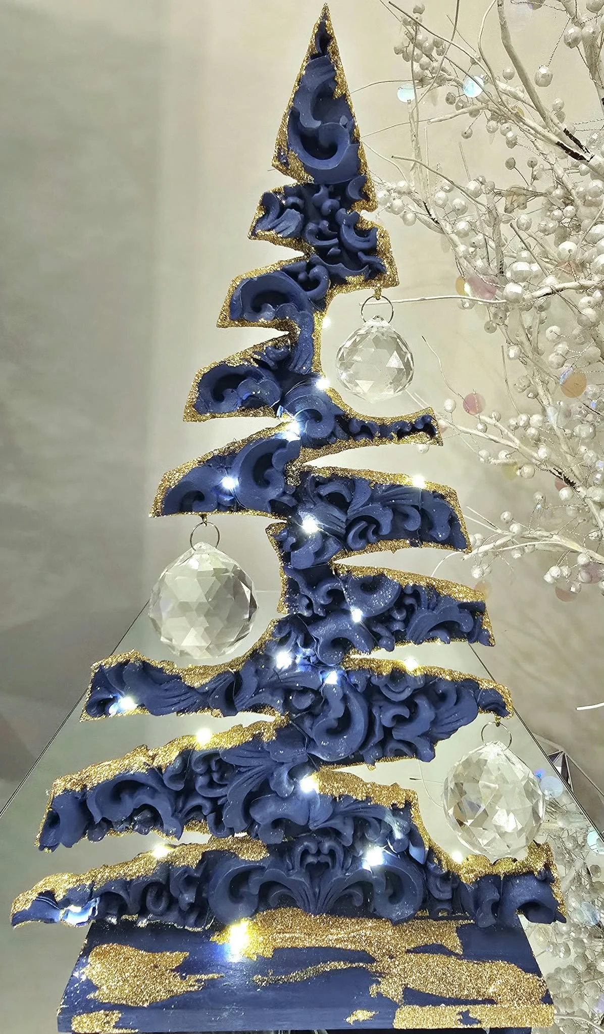 Sapin en bois sculpté à 3 boules illuminé Saphir.jpg