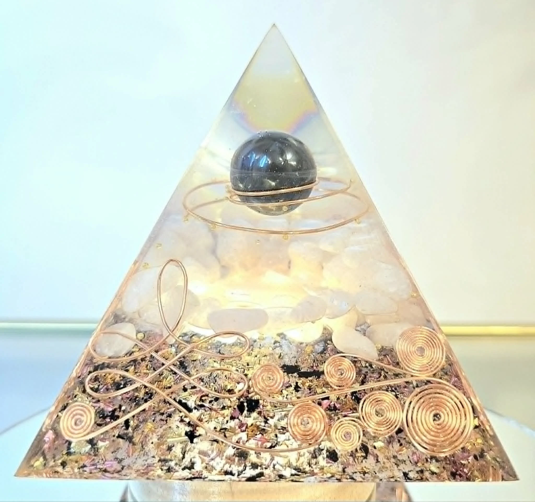 Pyramide Orgonite Hématite et Quartz Rose 3.jpg