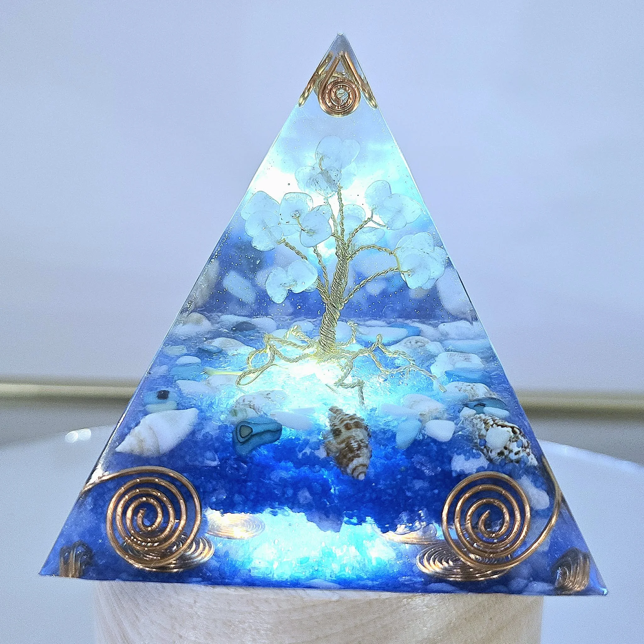 PYRAMIDE-ORGONITE-ARBRE-DE-VIE-D-AIGUE-MARINE-ILLUMINEE-CREATION-COCO-FAZETTE.jpg