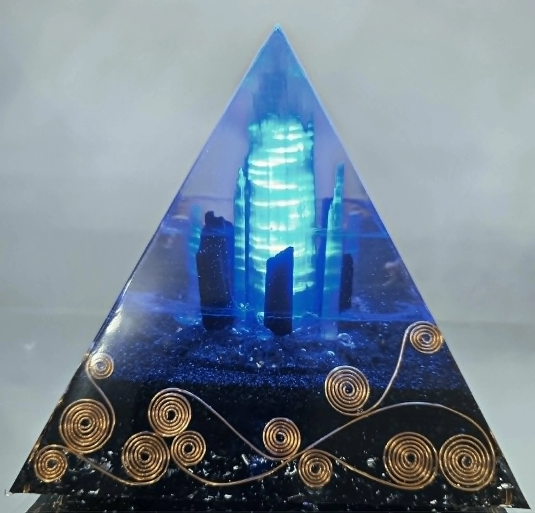 Pyramide Orgonite La Sélénia - Sélénite & Tourmaline - Illuminée - Création COCO Fazette.jpg