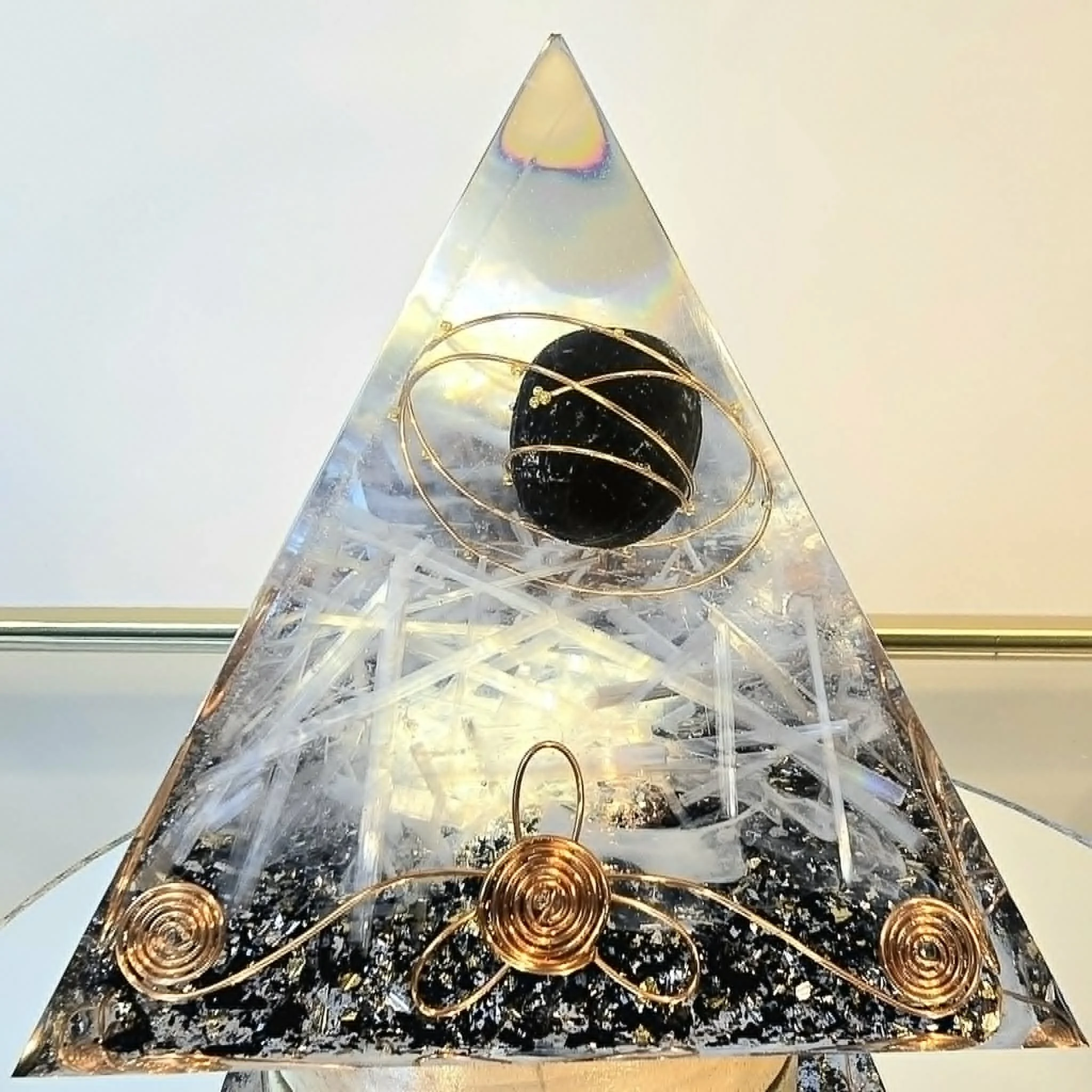 Pyramide Orgonite Tourmaline et Sélénite 5.jpg
