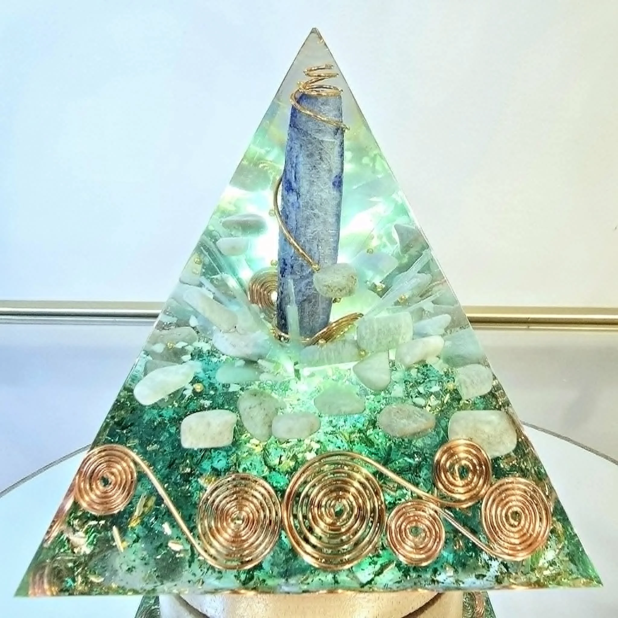 Pyramide Orgonite Aigue marine, Amazonite et Sélénite 3.jpg
