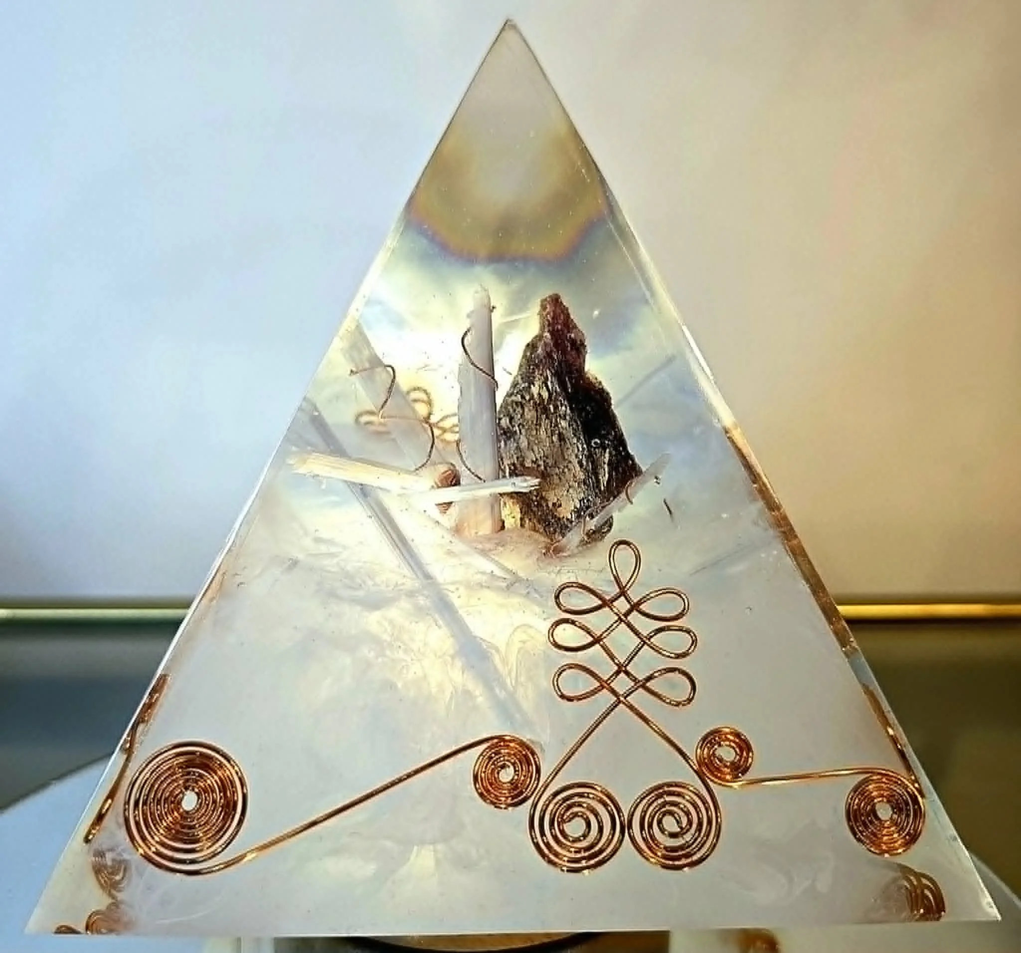 Pyramide Orgonite Mica et Sélénite 2.jpg