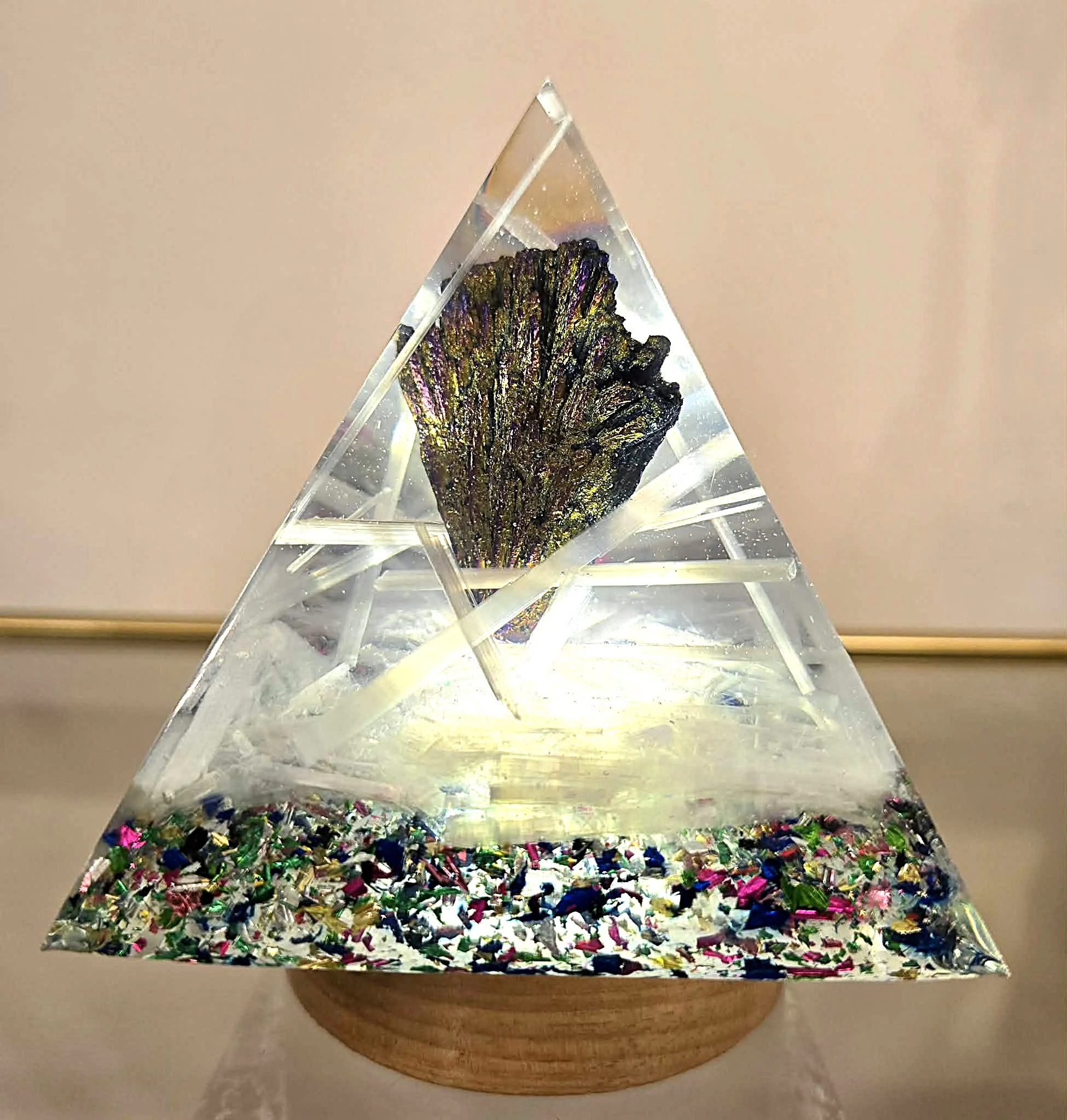 PYRAMIDE-ORGONITE-CYANITE-AURA-ET-SELENITE-ILLUMINEE-CREATION-COCO-FAZETTE.jpg