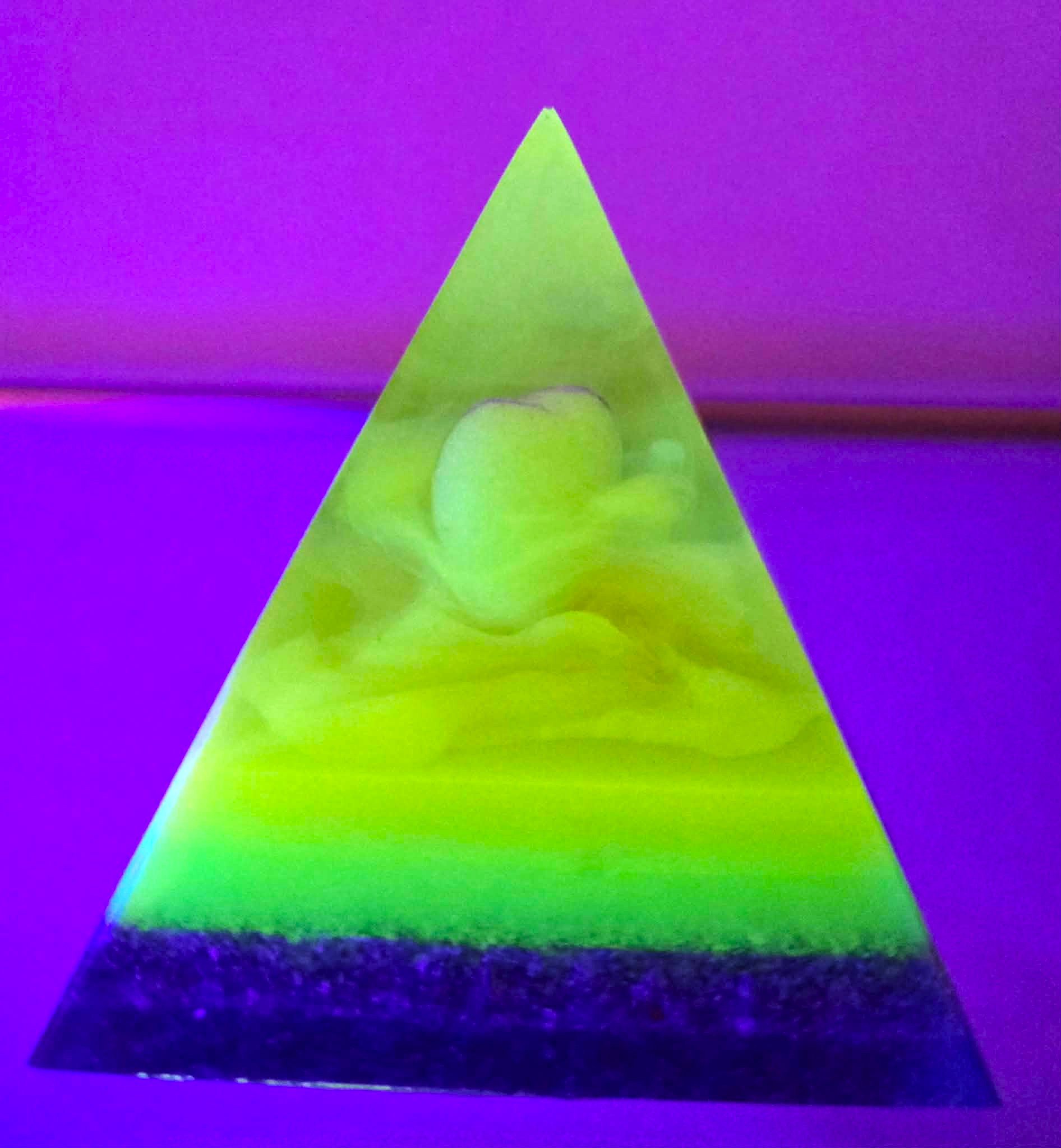 PYRAMIDE-ORGONITE-COEUR-PHOSPHORESCENT-NAISSANCE-D-AMOUR-EXPOSITION-NOCTURNE-CREATION-COCO-FAZETTE.jpg