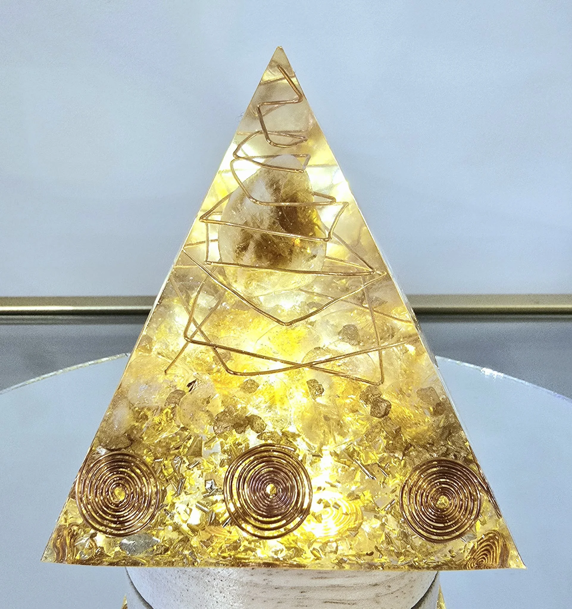 PYRAMIDE-ORGONITE-AVEC-CRISTAL-DE-CITRINE-ILLUMINEE-CREATION-COCO-FAZETTE.jpg