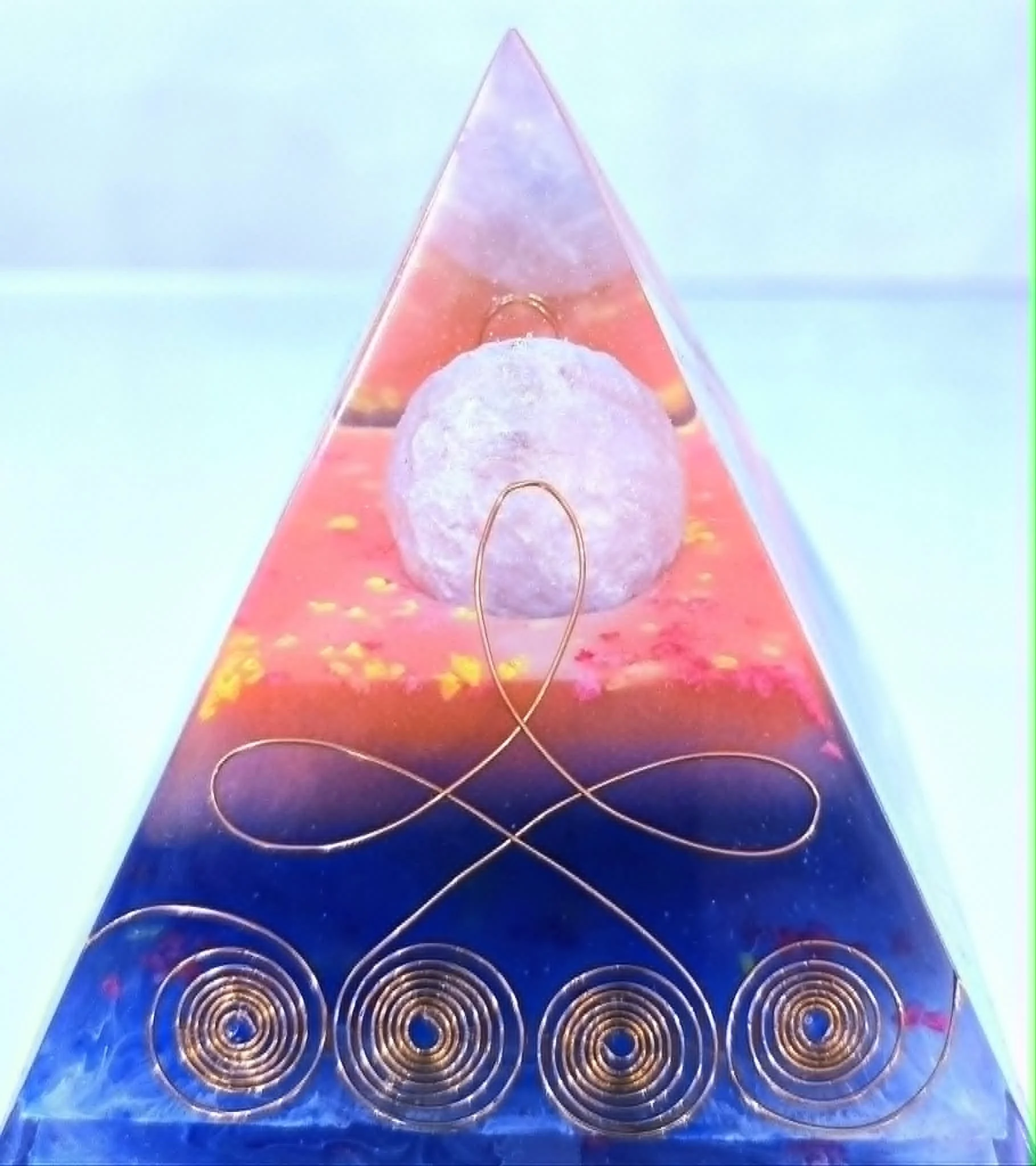 Pyramide Orgonite L'Infini de Rose et d'Azur