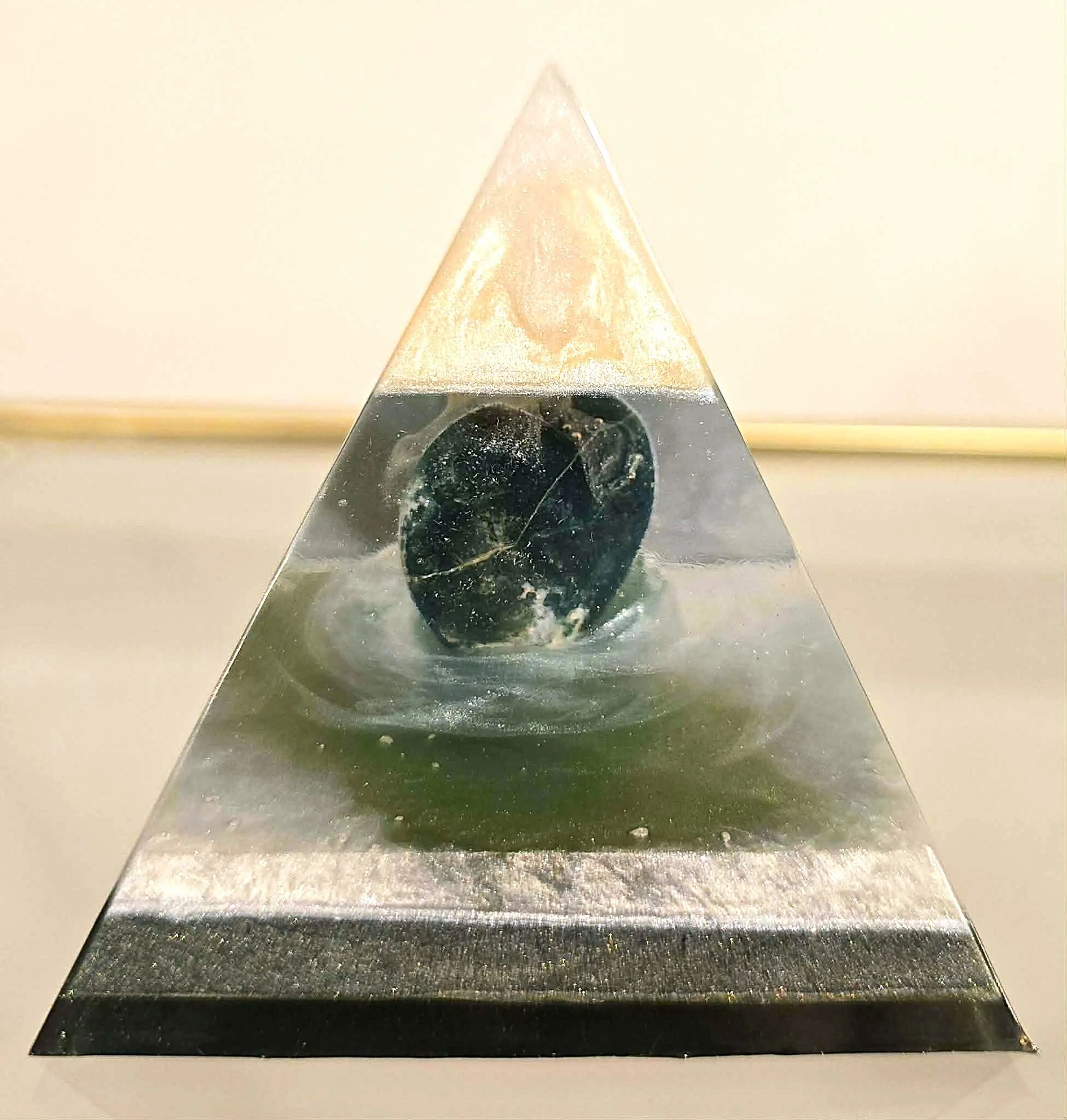 PYRAMIDE-ORGONITE-COEUR-AGATE-MOUSSE-CREATION-COCO-FAZETTE.jpg