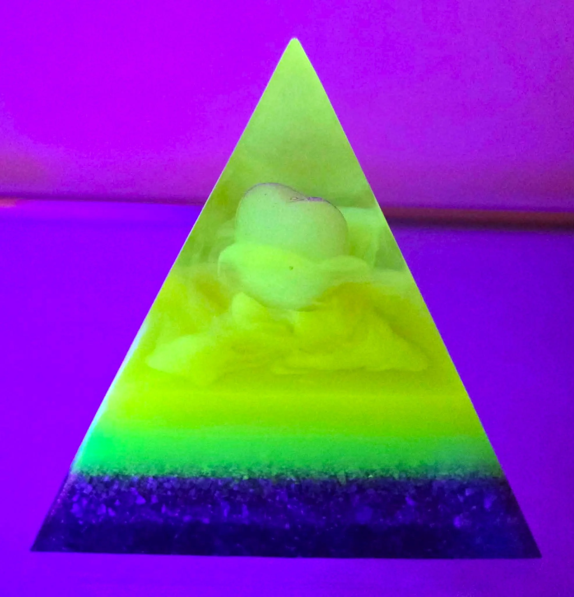 PYRAMIDE-ORGONITE-COEUR-PHOSPHORESCENT-NAISSANCE-D-AMOUR-DANS-LE-NOIR-CREATION-COCO-FAZETTE.jpg