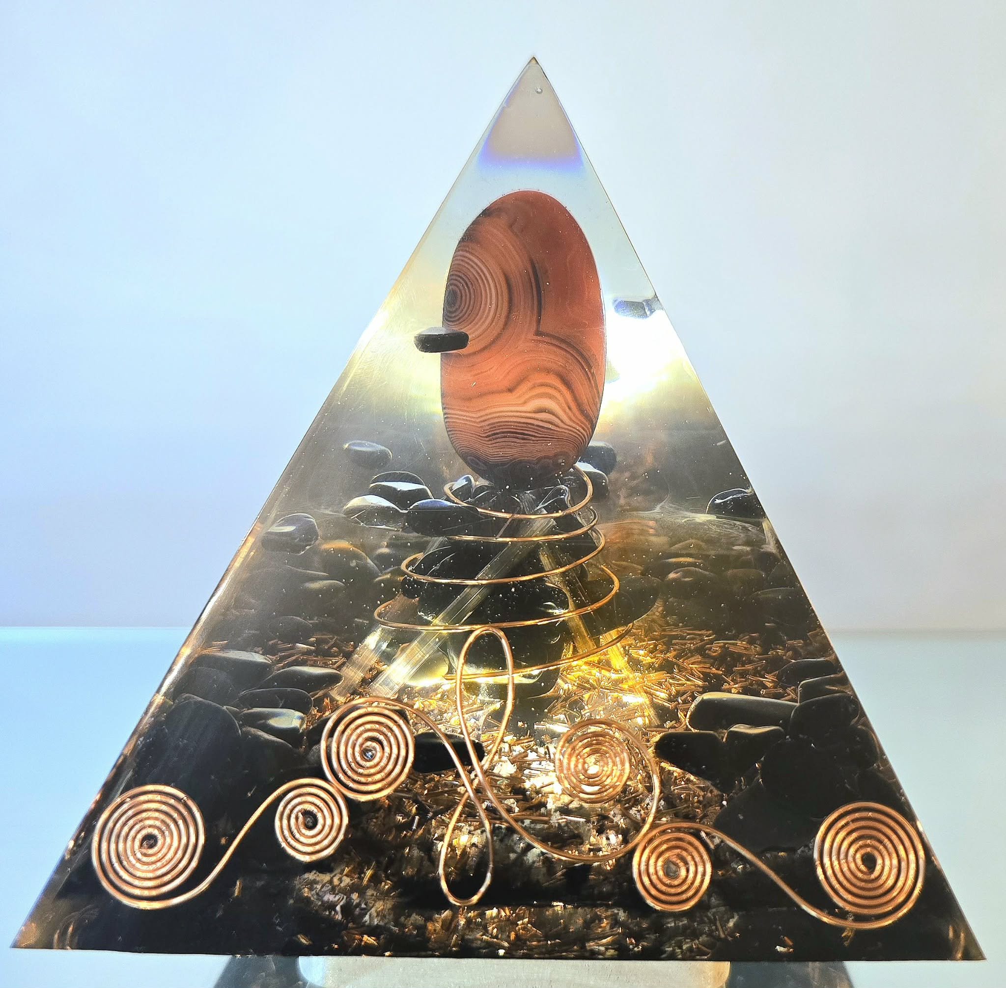 Pyramide Orgonite Le Bouclier d'Ambre et de Soie - Sardonyx, Obsidienne et Sélénite - Illuminée - Création COCO Fazette.jpeg