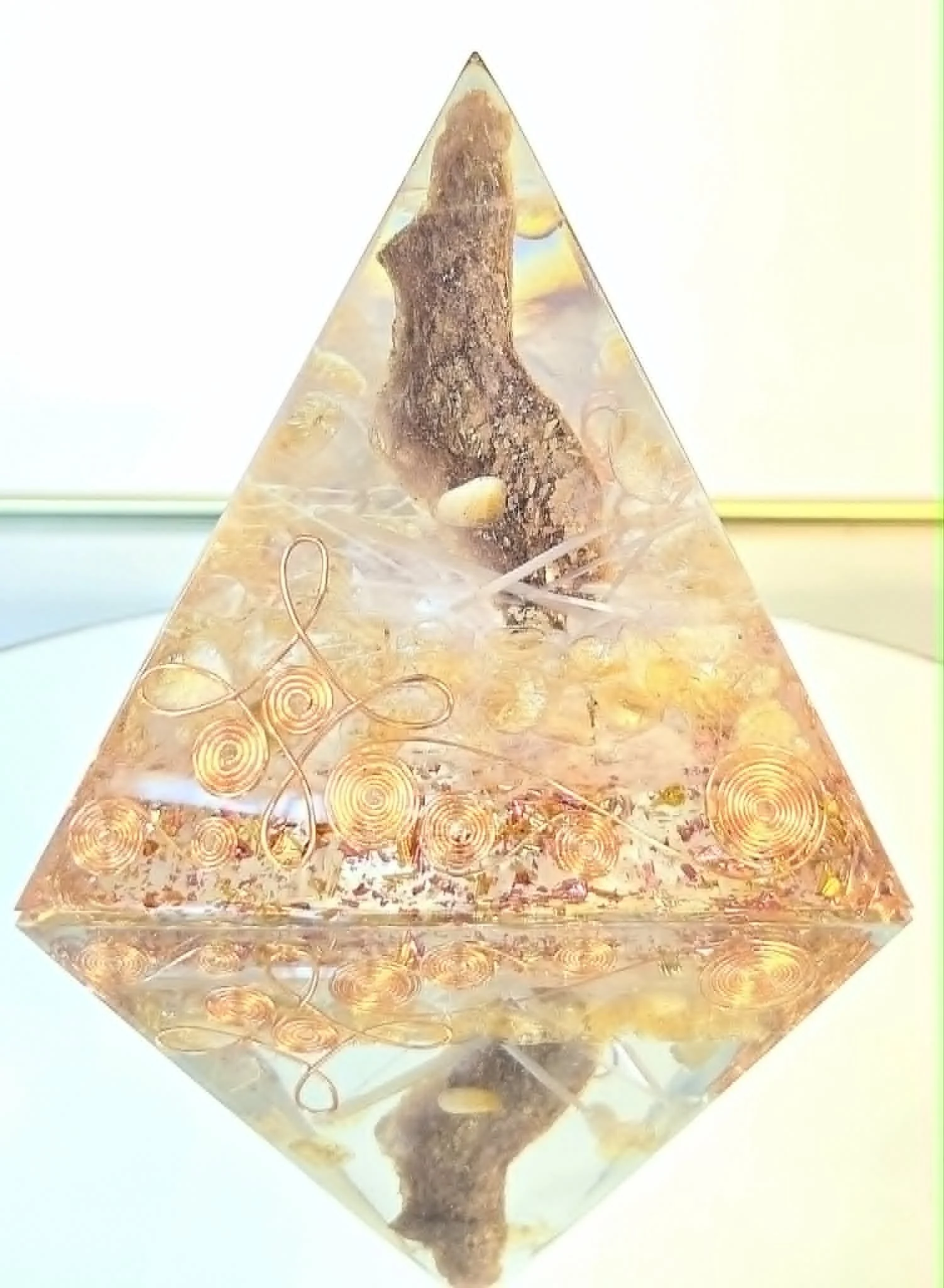 Pyramide Orgonite Mica, Citrine et Sélénite.jpg