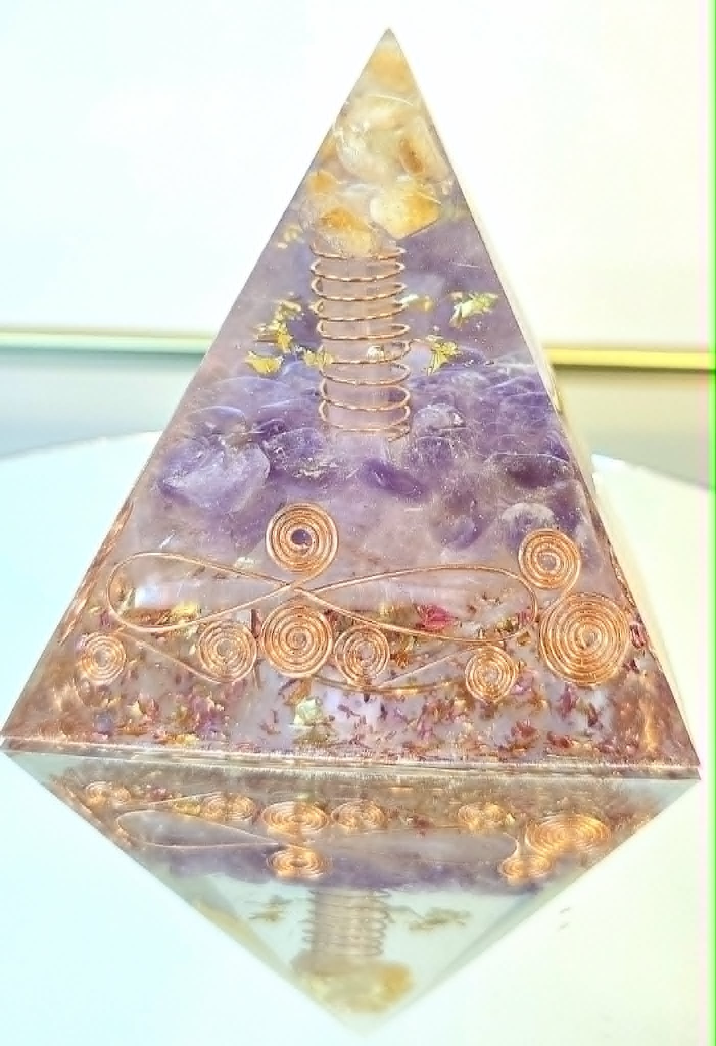 Pyramide Orgonite Améthyste et Citrine Fil de cuivre 1.jpg