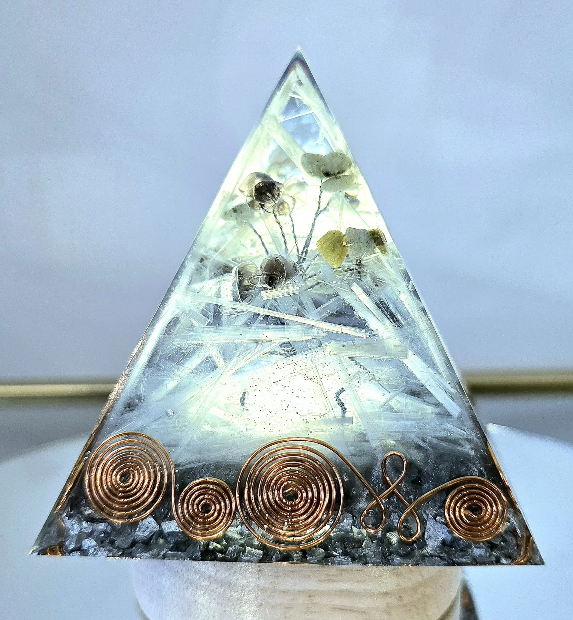 PYRAMIDE-ORGONITE-ARBRE-DE-VIE-EN-LABRADORITE-ET-QUARTZ-FUME-DANS-UN-CHAMPS-DE-SELENITE-SUR-BASE-LUMINEUSE-CREATION-COCO-FAZETTE.jpg