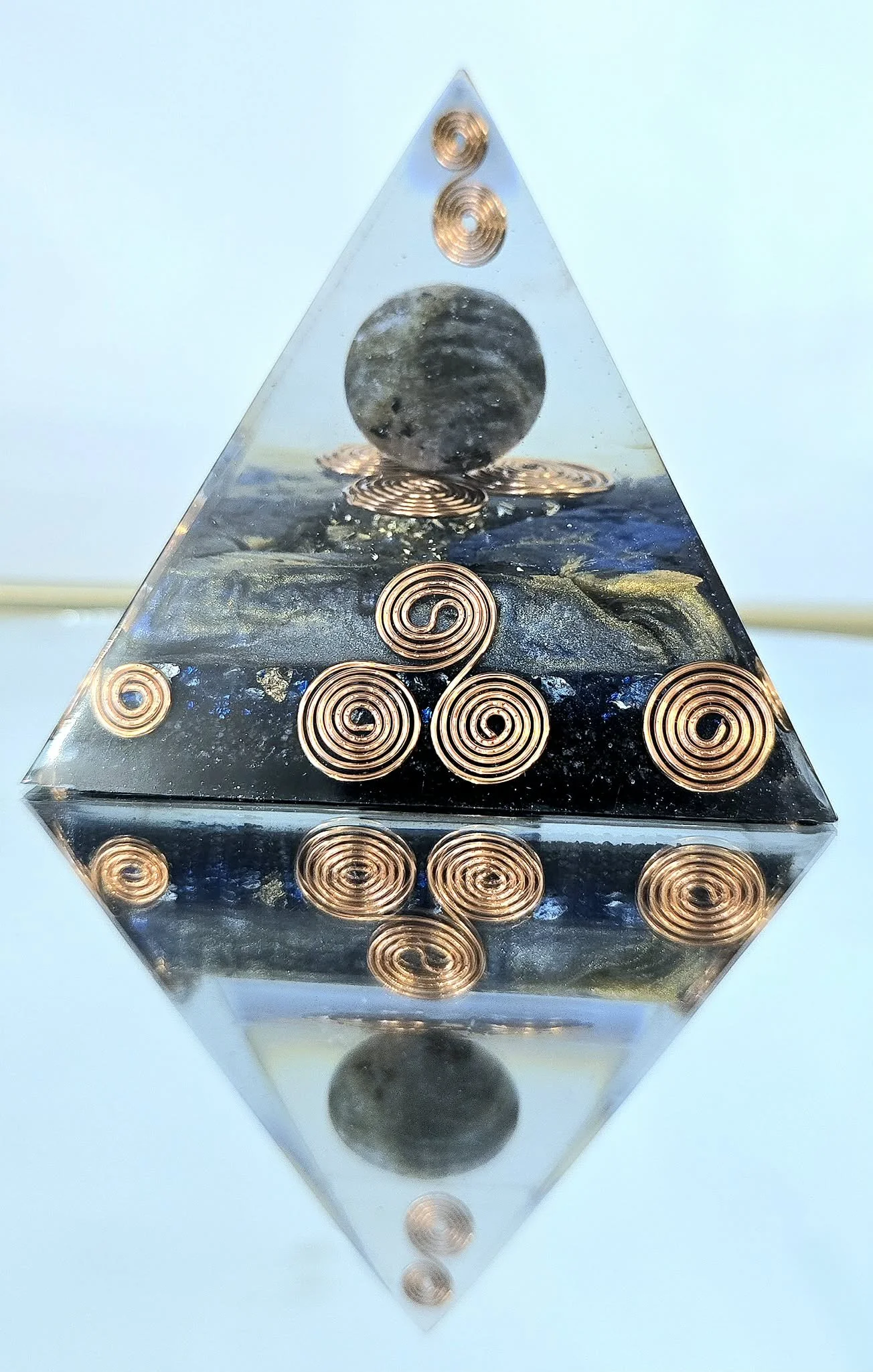 PYRAMIDE-ORGONITE-BOULE-LABRADORITE-CREATION-COCO-FAZETTE.jpg