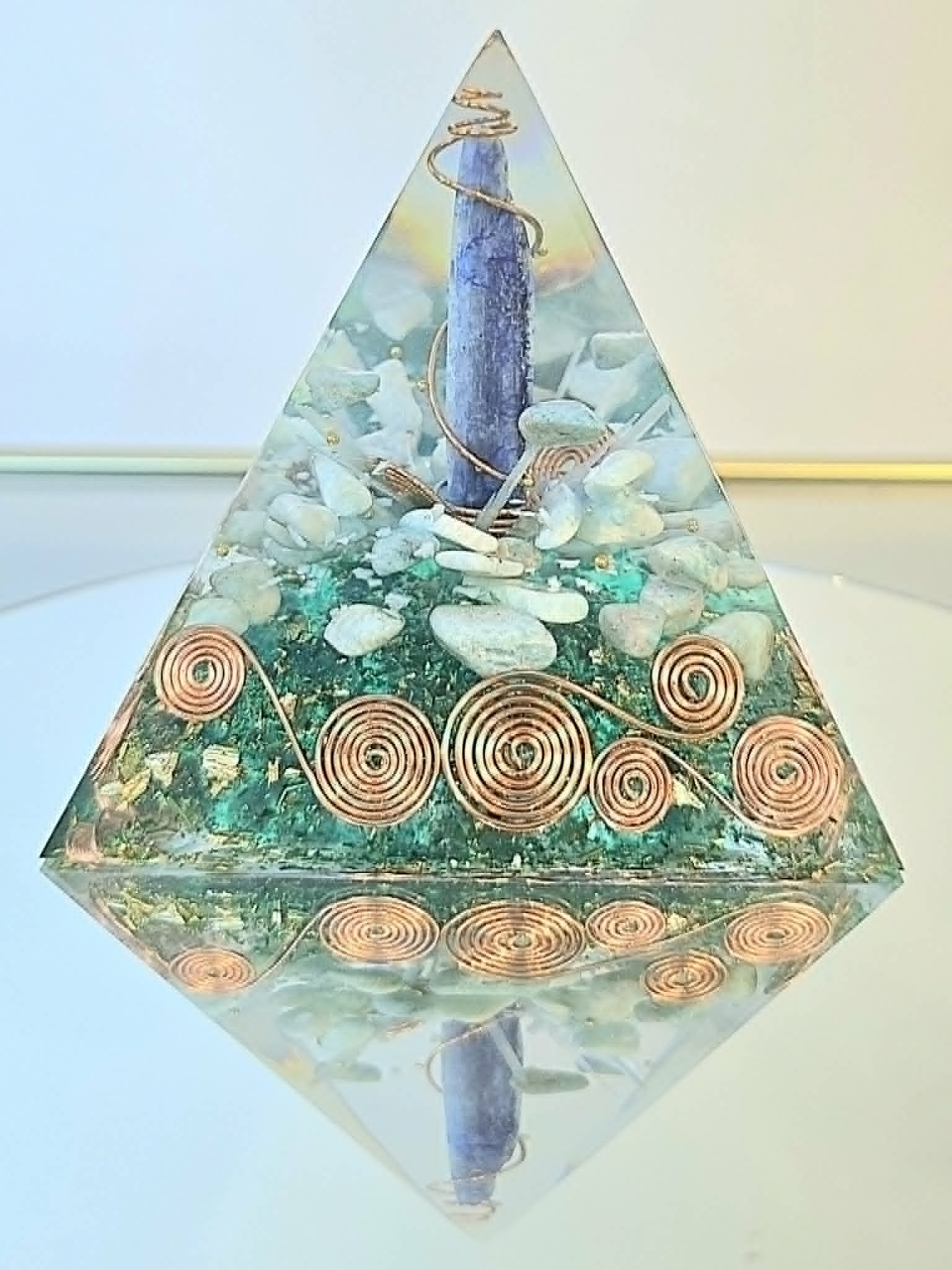 Pyramide Orgonite Aigue marine, Amazonite et Sélénite 5.jpg
