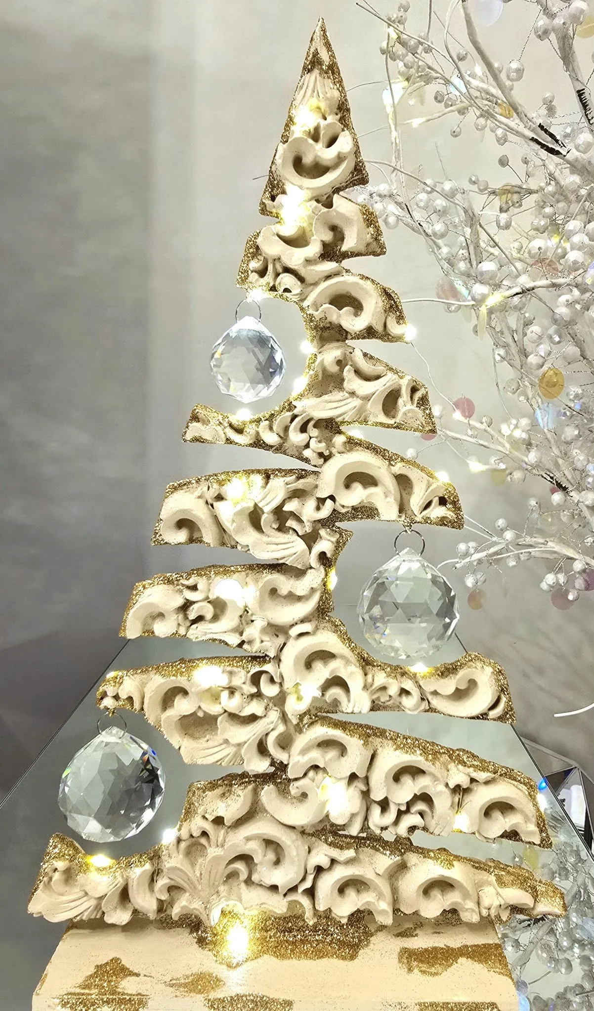Sapin en bois sculpté à 3 boules illuminé Chic.jpg