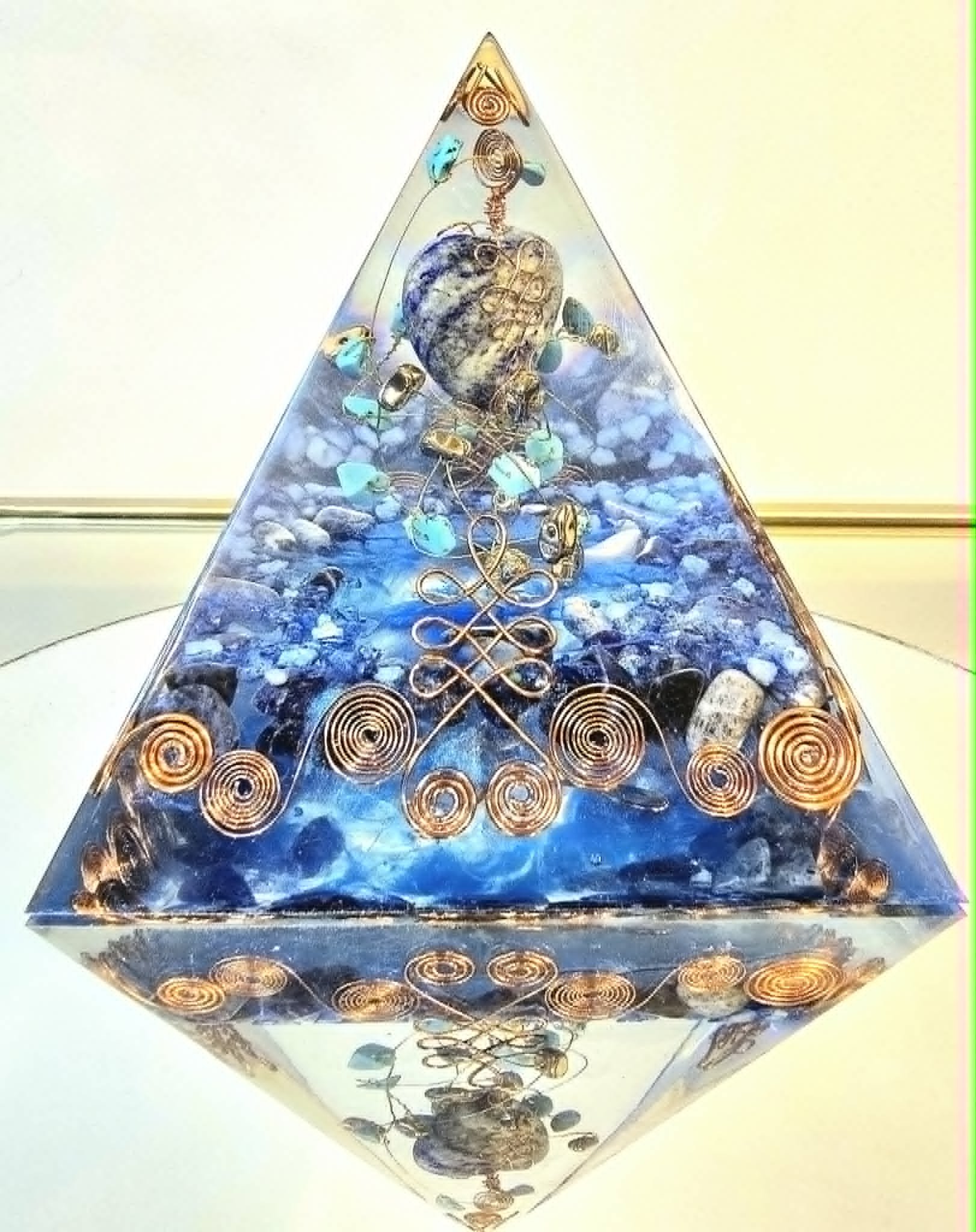 Pyramide Orgonite Équilibre Cristallin