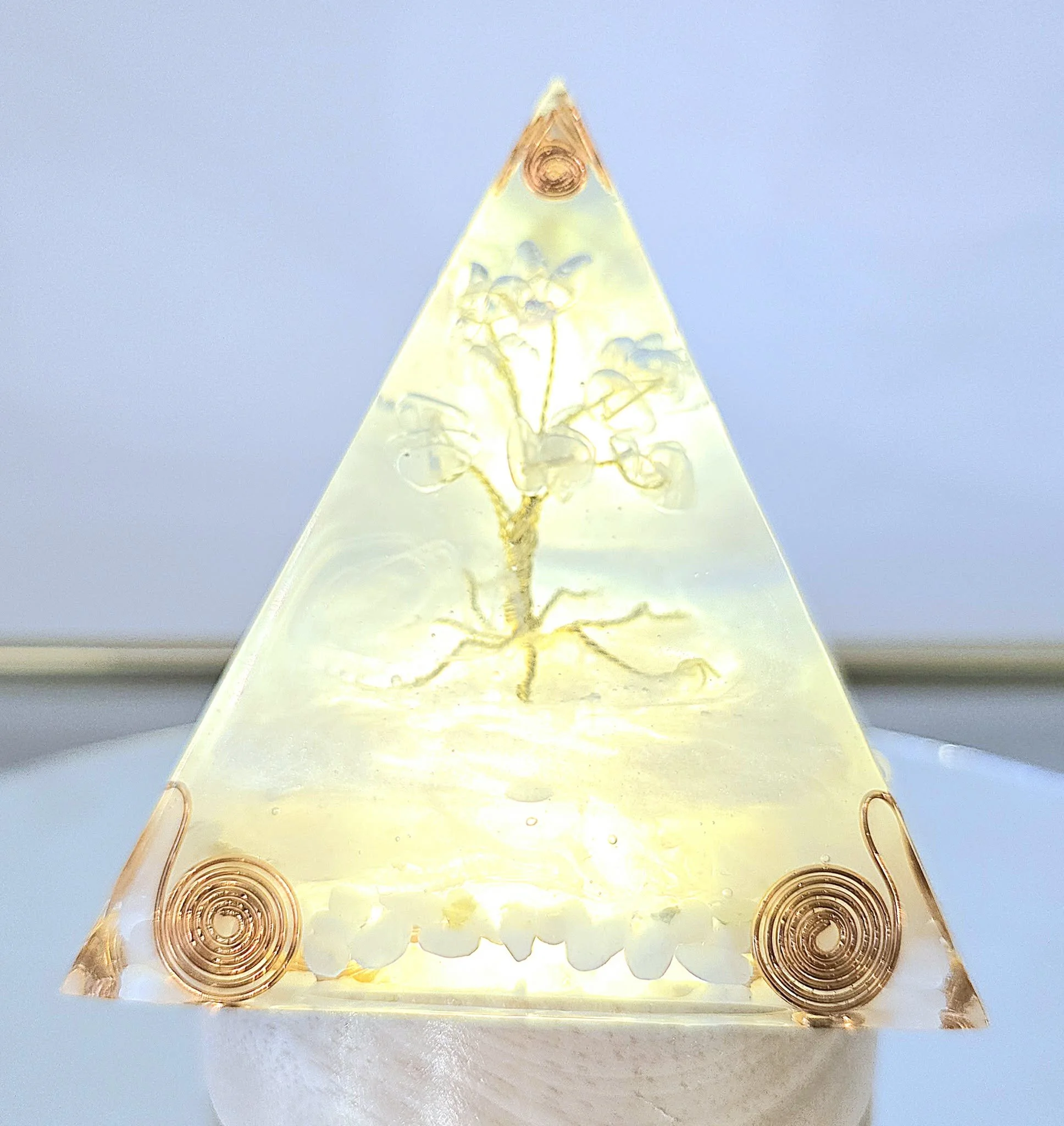 PYRAMIDE-ORGONITE-ARBRE-DE-VIE-EN-OPALE-ILLUMINEE-CREATION-COCO-FAZETTE.jpg