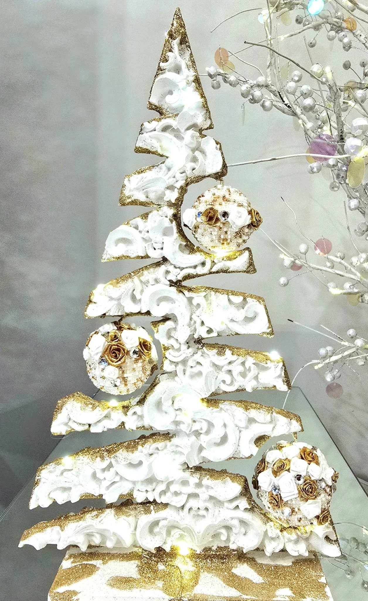 Sapin en bois sculpté à 3 boules Noel Blanc.jpg