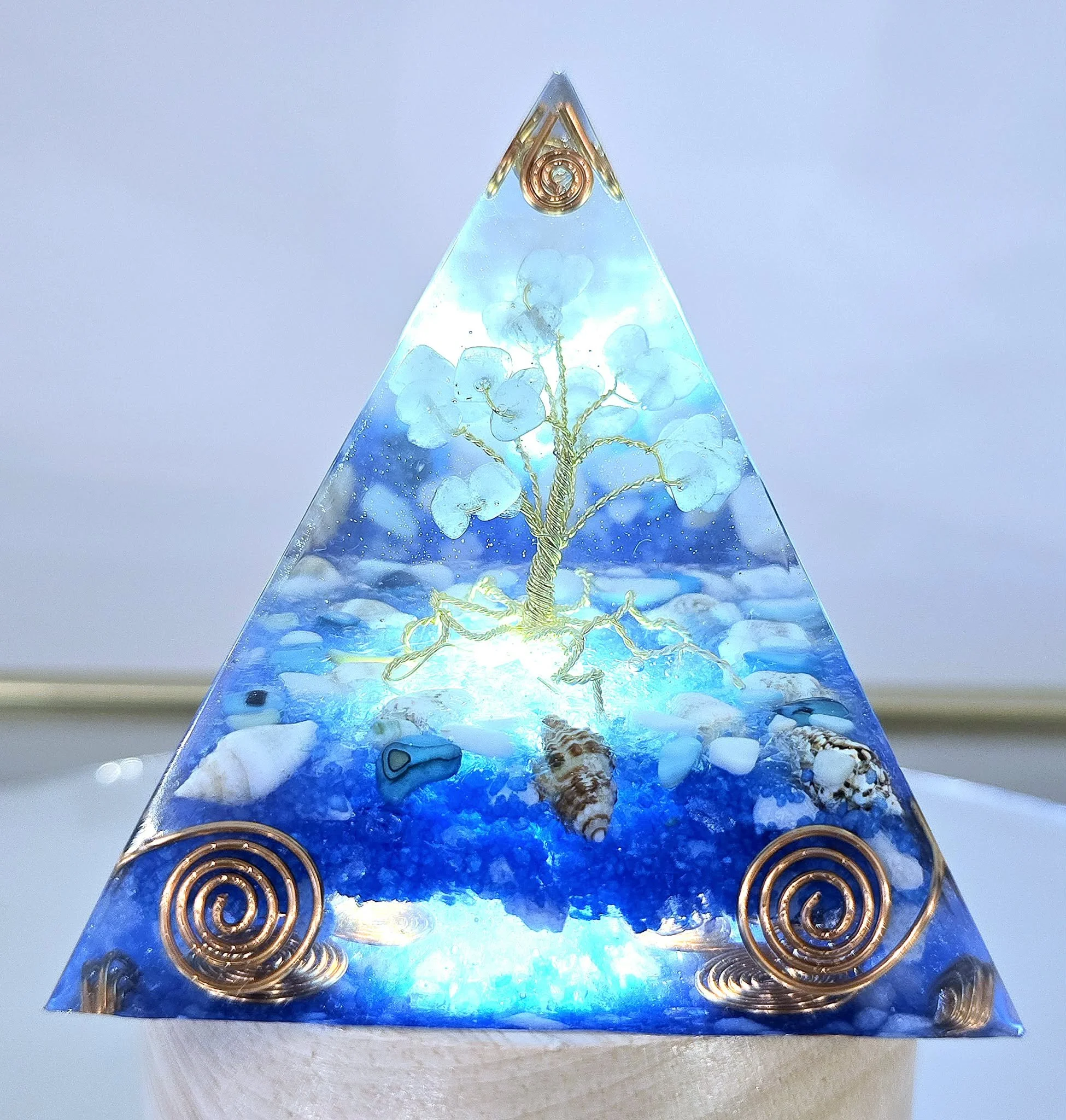 PYRAMIDE-ORGONITE-ARBRE-DE-VIE-AIGUE-MARINE-SUR-BASE-LUMINEUSE-CREATION-COCO-FAZETTE.jpg