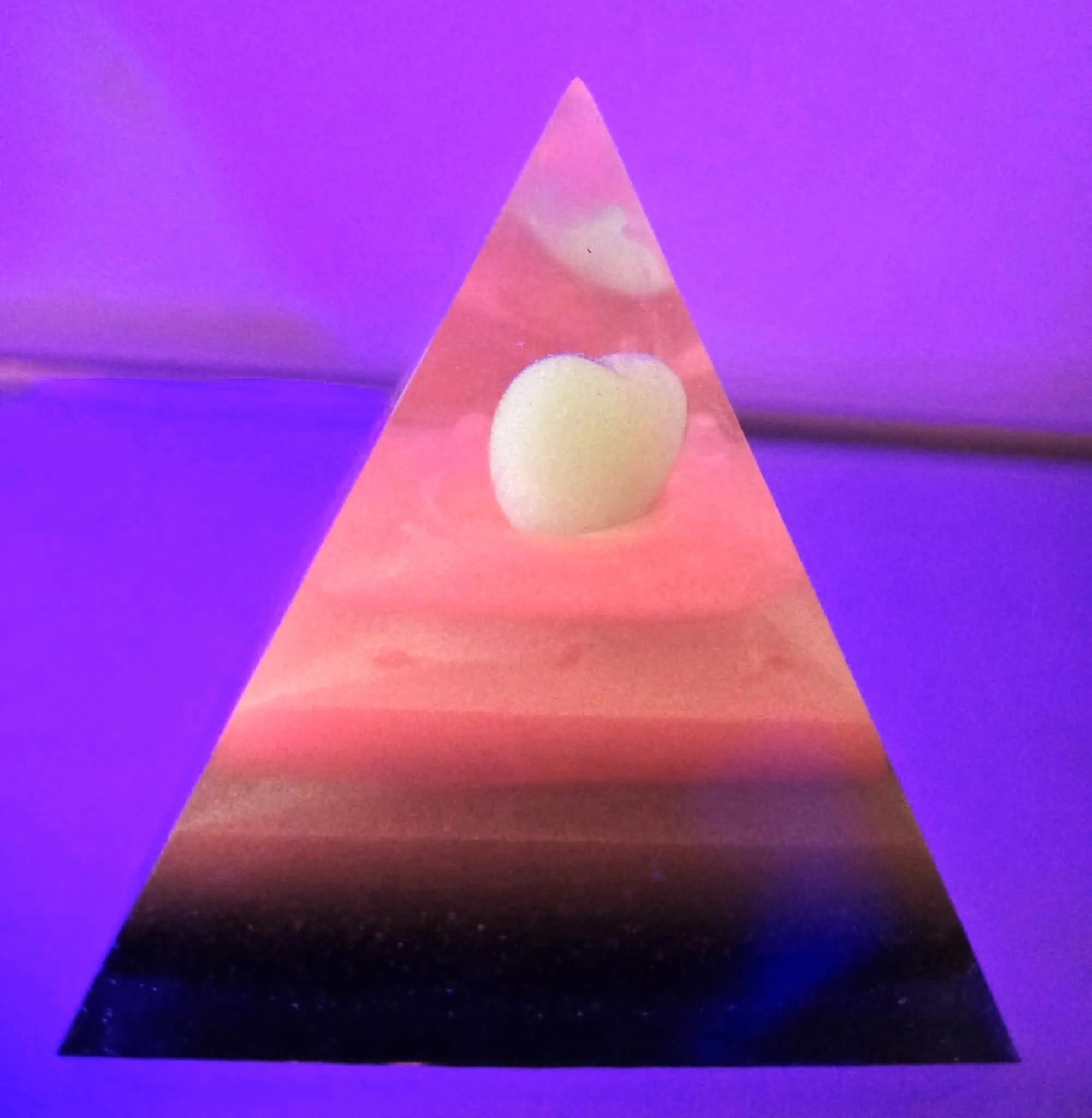 PYRAMIDE-ORGONITE-COEUR-PHOSPHORESCENT-DANS-LE-NOIR-PUR-INNOCENCE-CREATION-COCO-FAZETTE.jpg