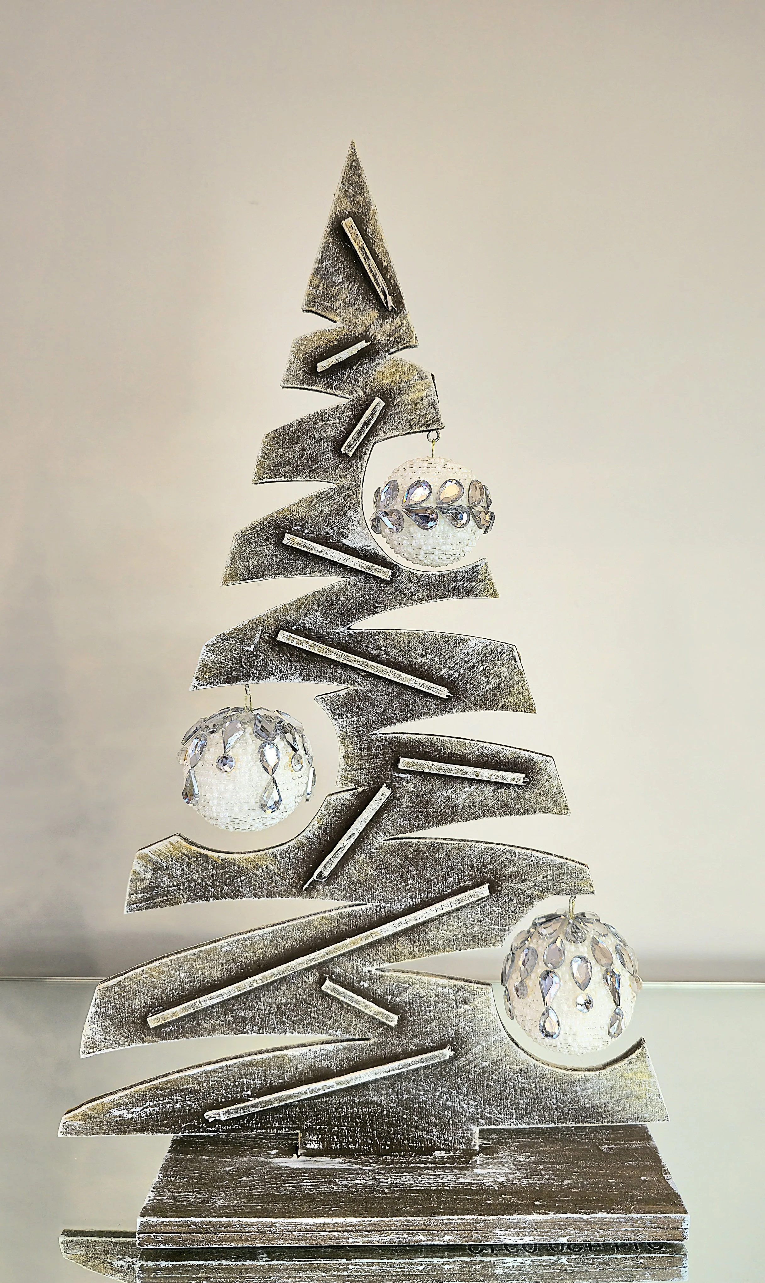 Sapin en Bois à Relief à 3 Boules Lucien