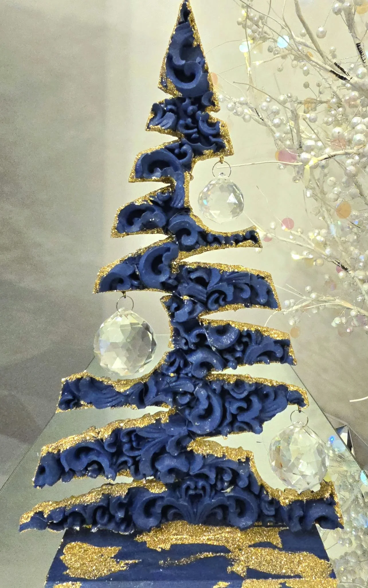 Sapin en bois sculpté à 3 boules Saphir.jpg