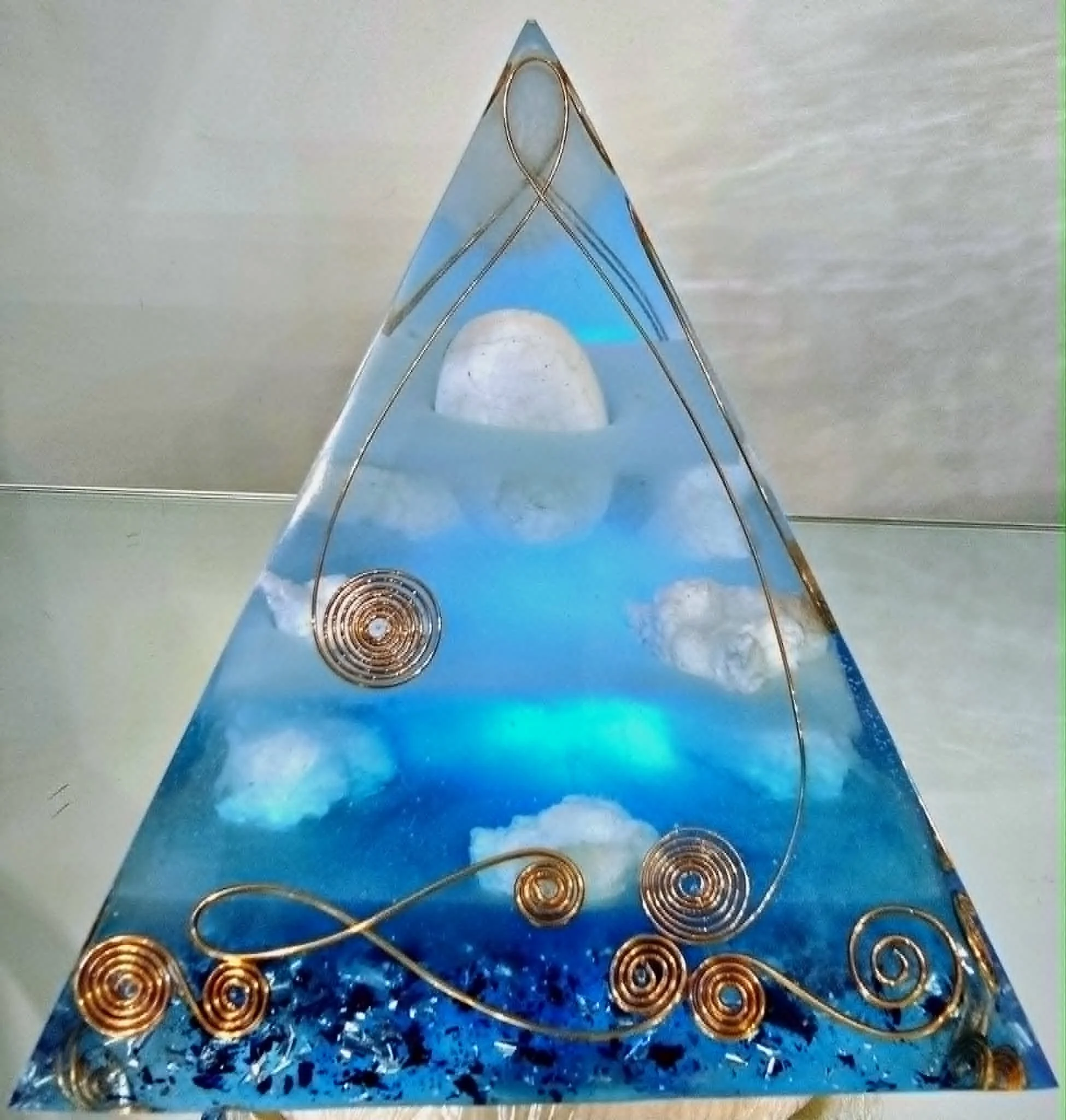 Pyramide Orgonite Pierre de lune phosphorescente création COCO Fazette.jpg