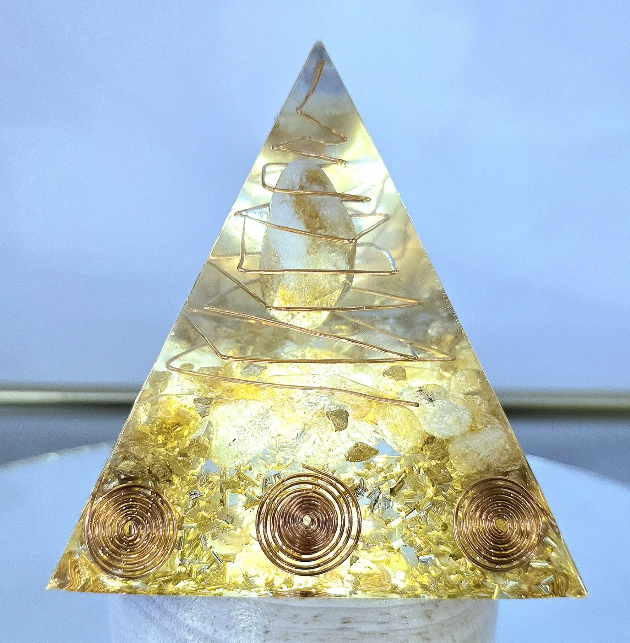 PYRAMIDE-ORGONITE-AVEC-CRISTAL-DE-CITRINE-SUR-BASE-LUMINEUSE-CREATION-COCO-FAZETTE.jpg