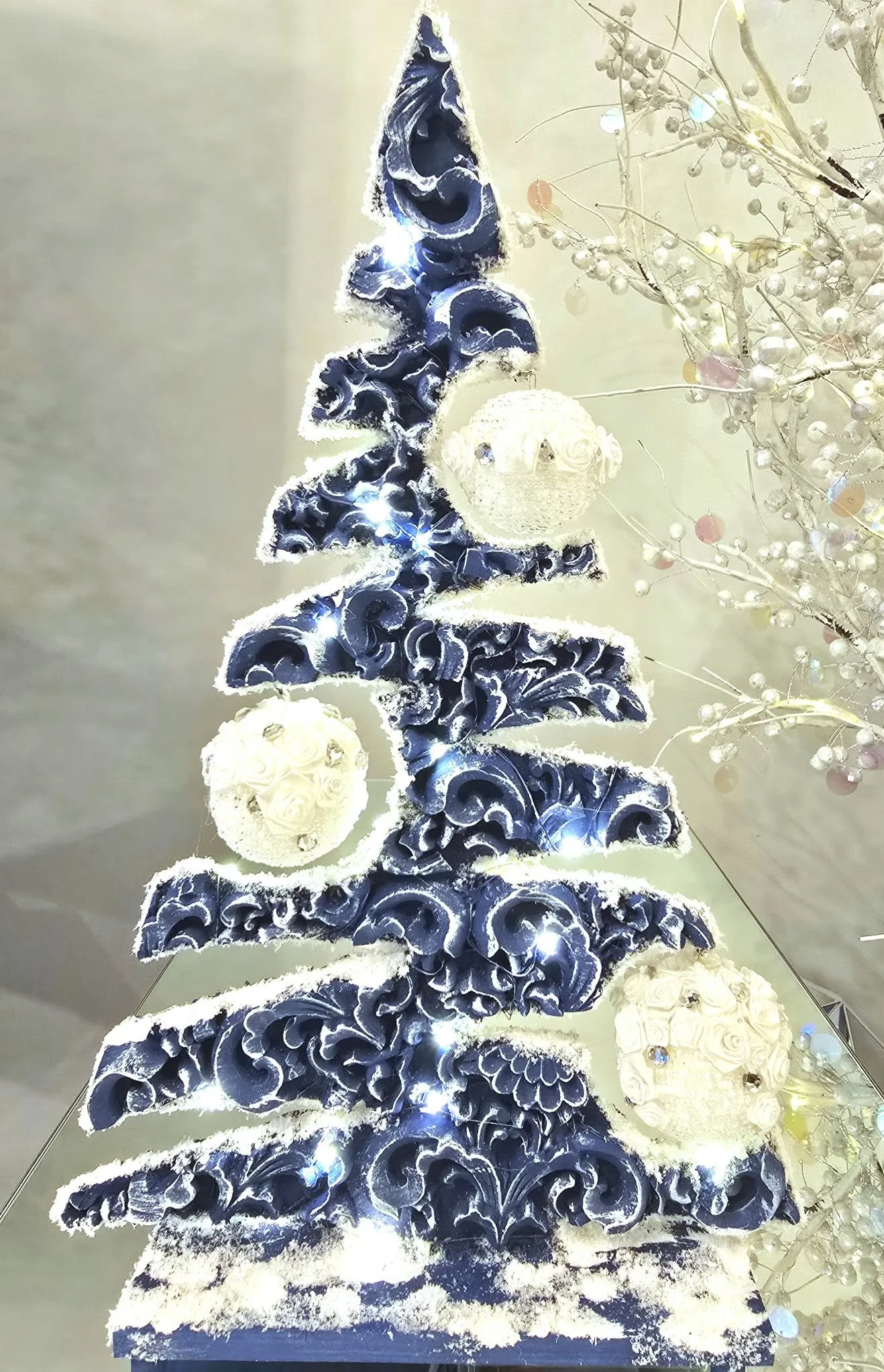 Sapin en bois sculpté à 3 boules illuminé Snoopy.jpg