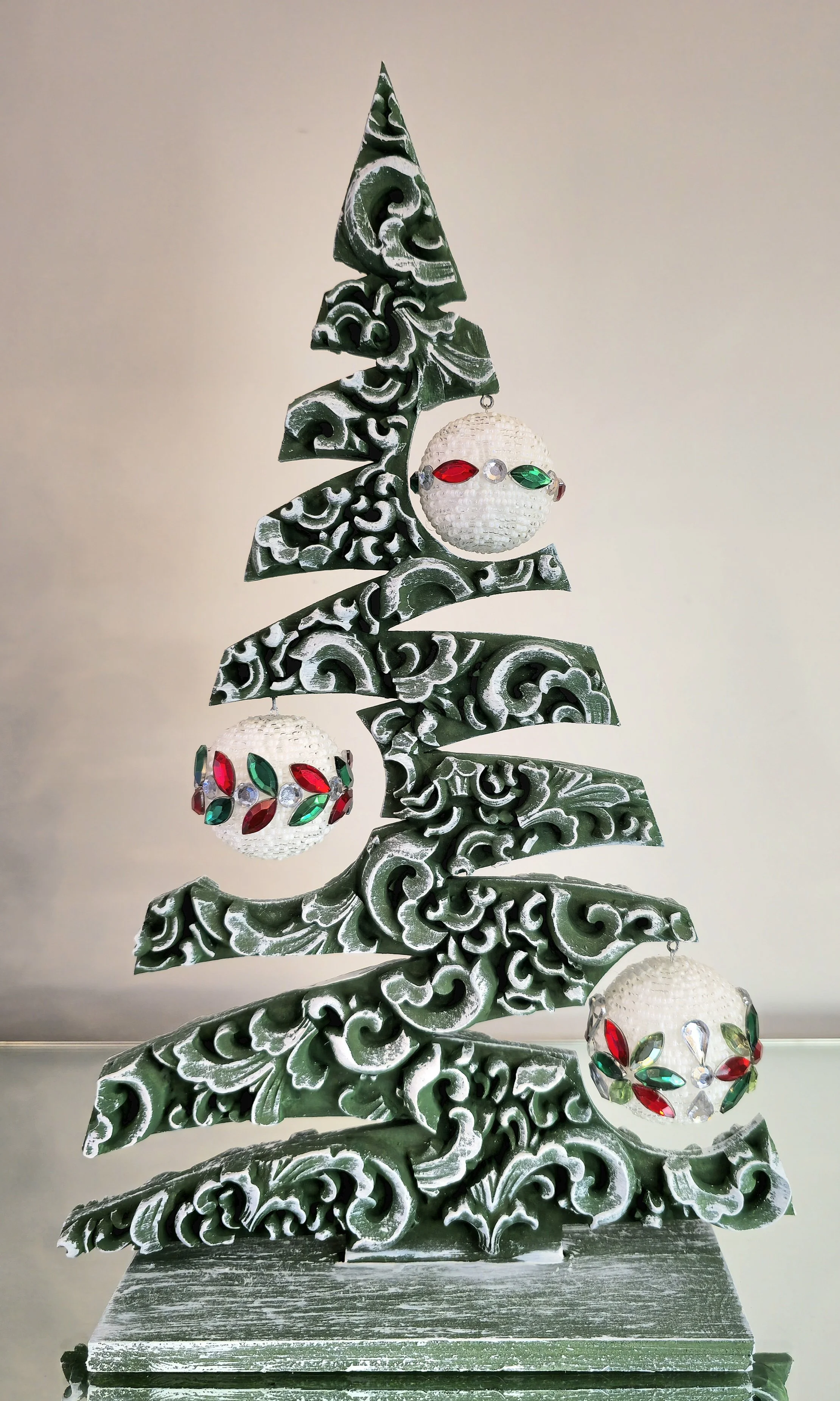 Sapin en Bois à Relief à 3 Boules Champs