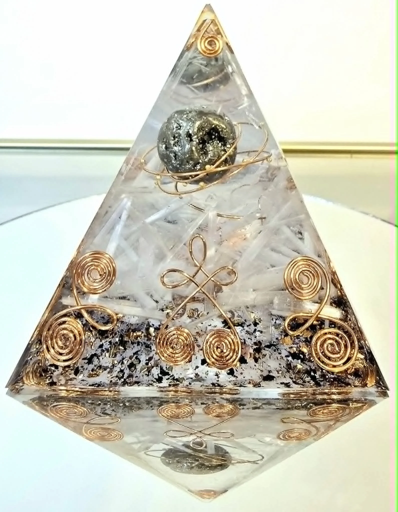Pyramide Orgonite Pyrite et sélénite 3.jpg