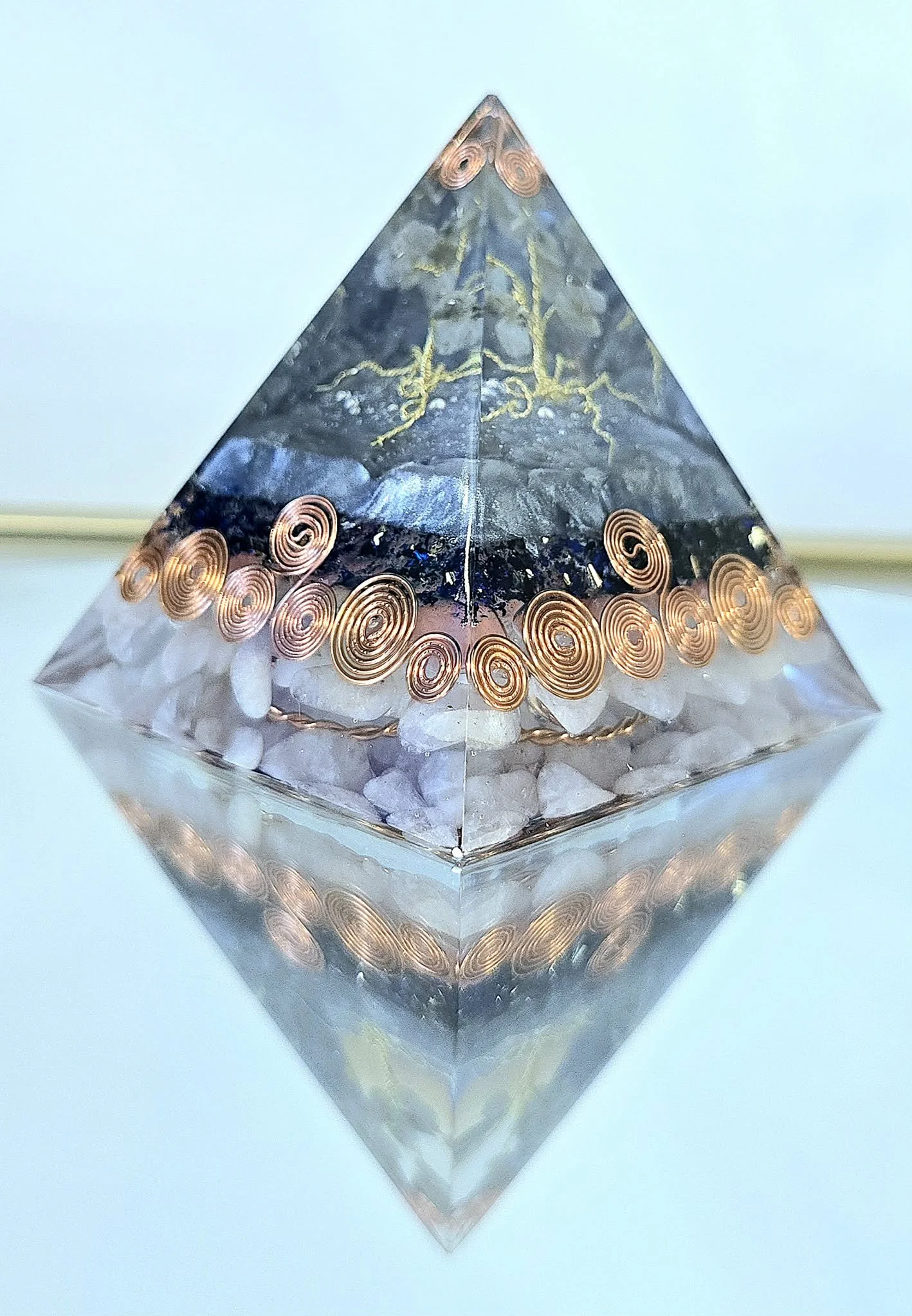 PYRAMIDE-ORGONITE-ARBRE-DE-VIE-LABRADOTITE-ET-QUARTZ-ROSE-VUE-EN-ANGLE-CREATION-COCO-FAZETTE.jpg