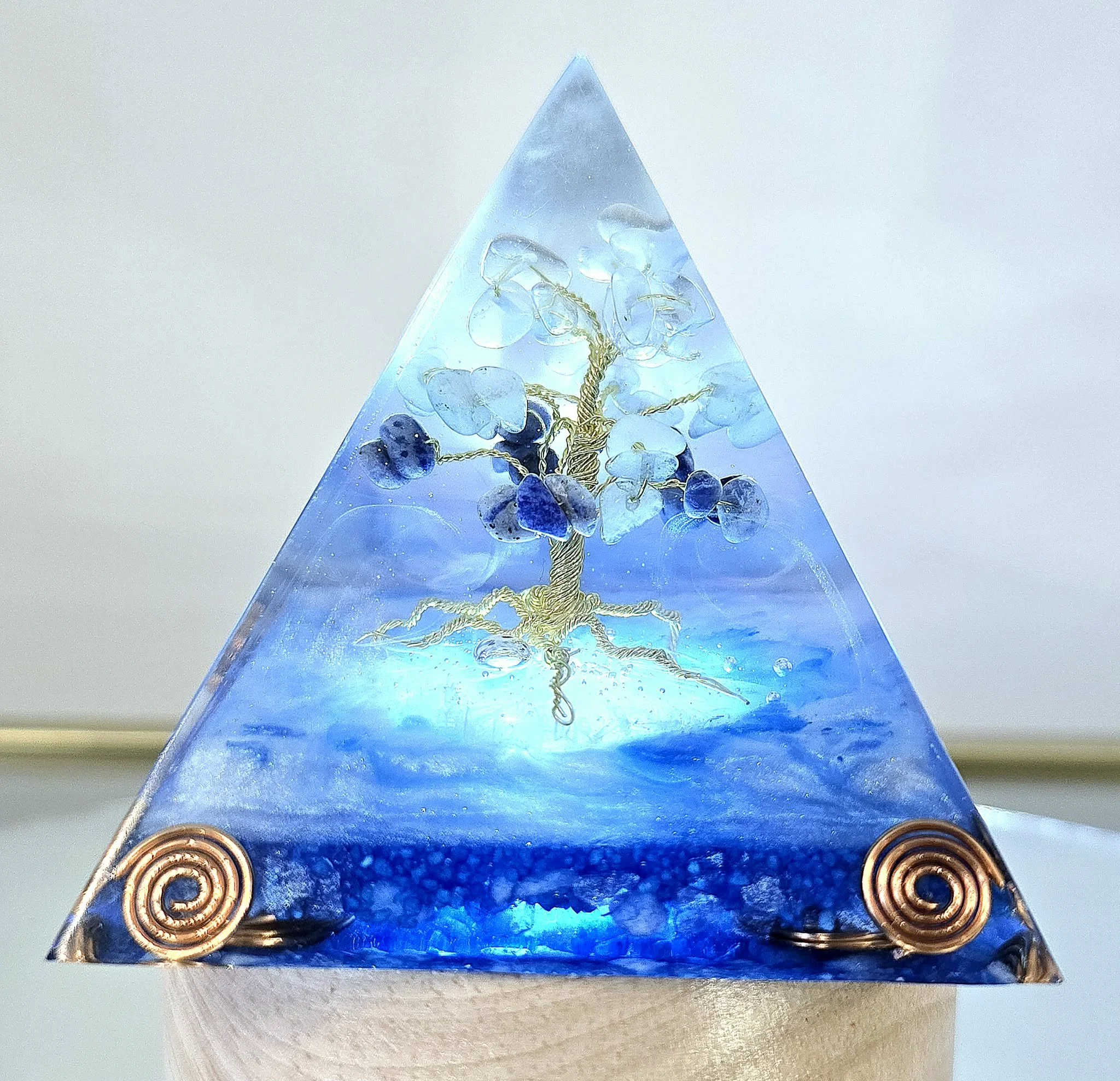 PYRAMIDE-ORGONITE-ARBRE-DE-VIE-LAPIS-LAZULI-ET-AIGUE-MARINE-SUR-BASE-LUMINEUSE-CREATION-COCO-FAZETTE.jpg