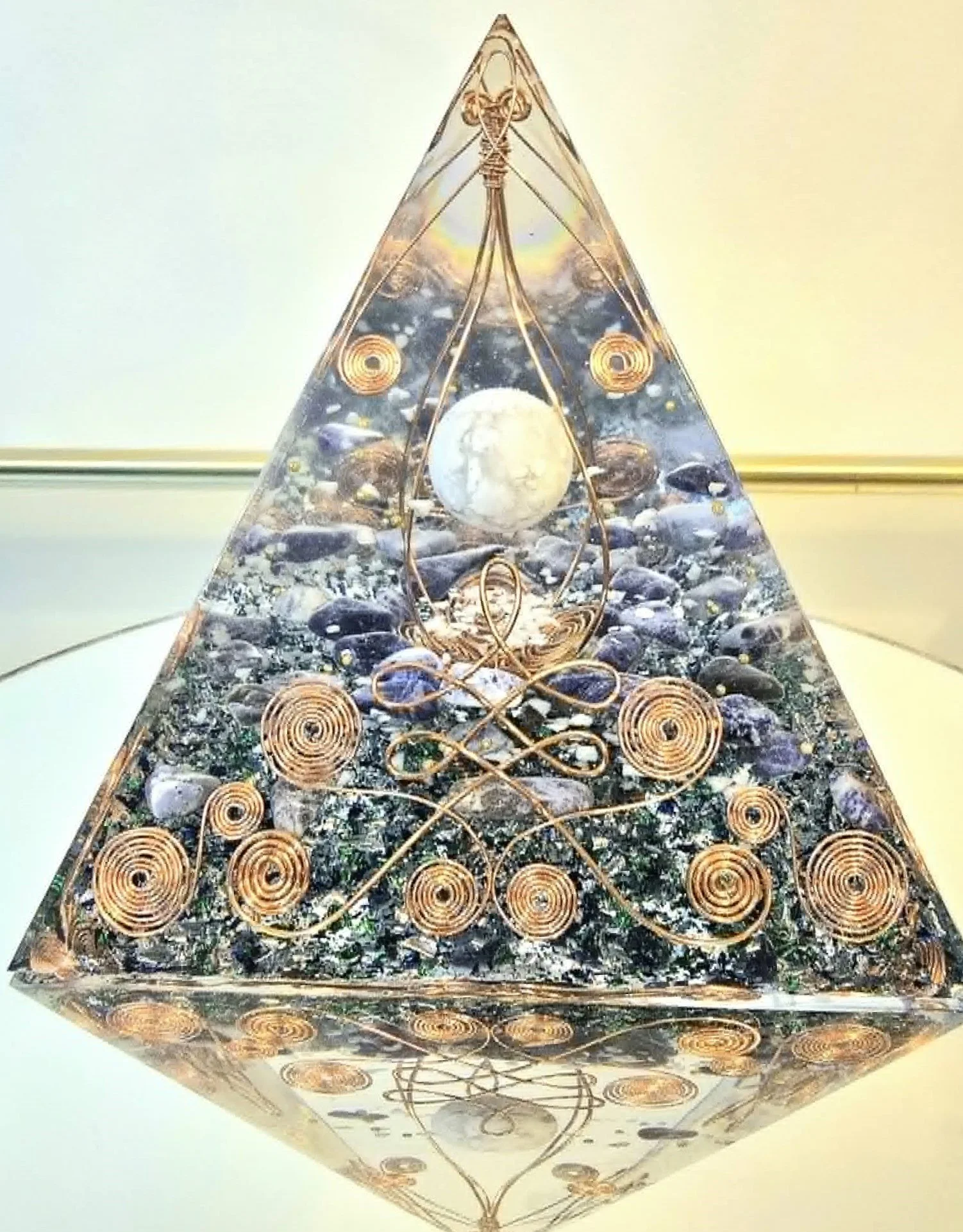 Pyramide Orgonite Howlite et Sodalite.jpg