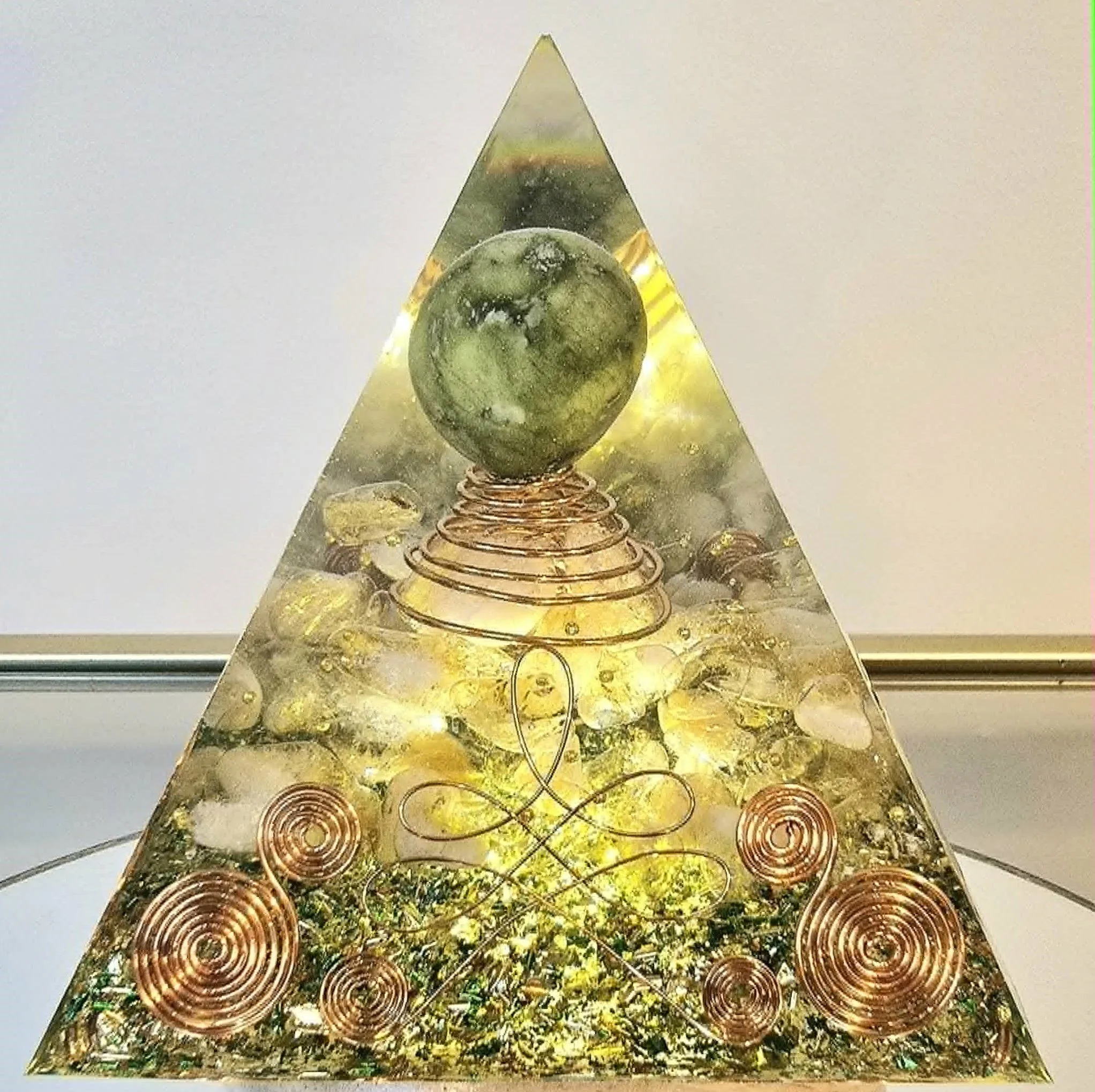 Pyramide Orgonite Jade et Citrine.jpg